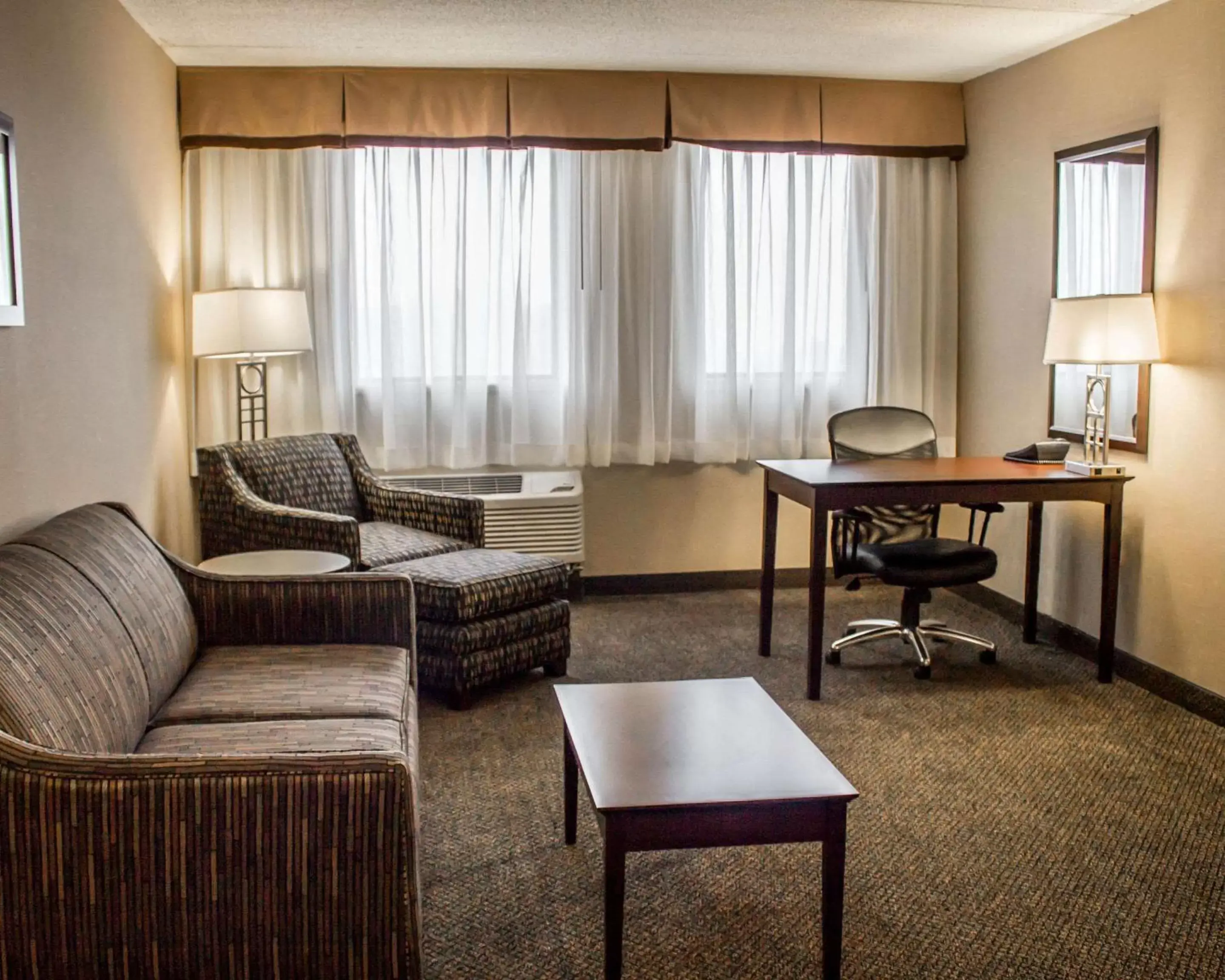 Photo of the whole room, Seating Area in Comfort Inn & Suites Wadsworth