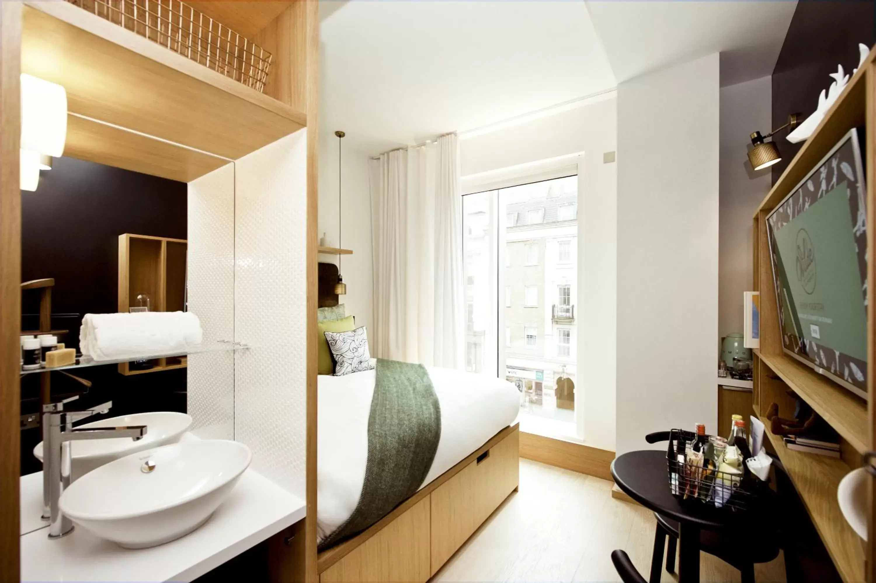 TV and multimedia, Bathroom in Wilde Aparthotels by Staycity Covent Garden
