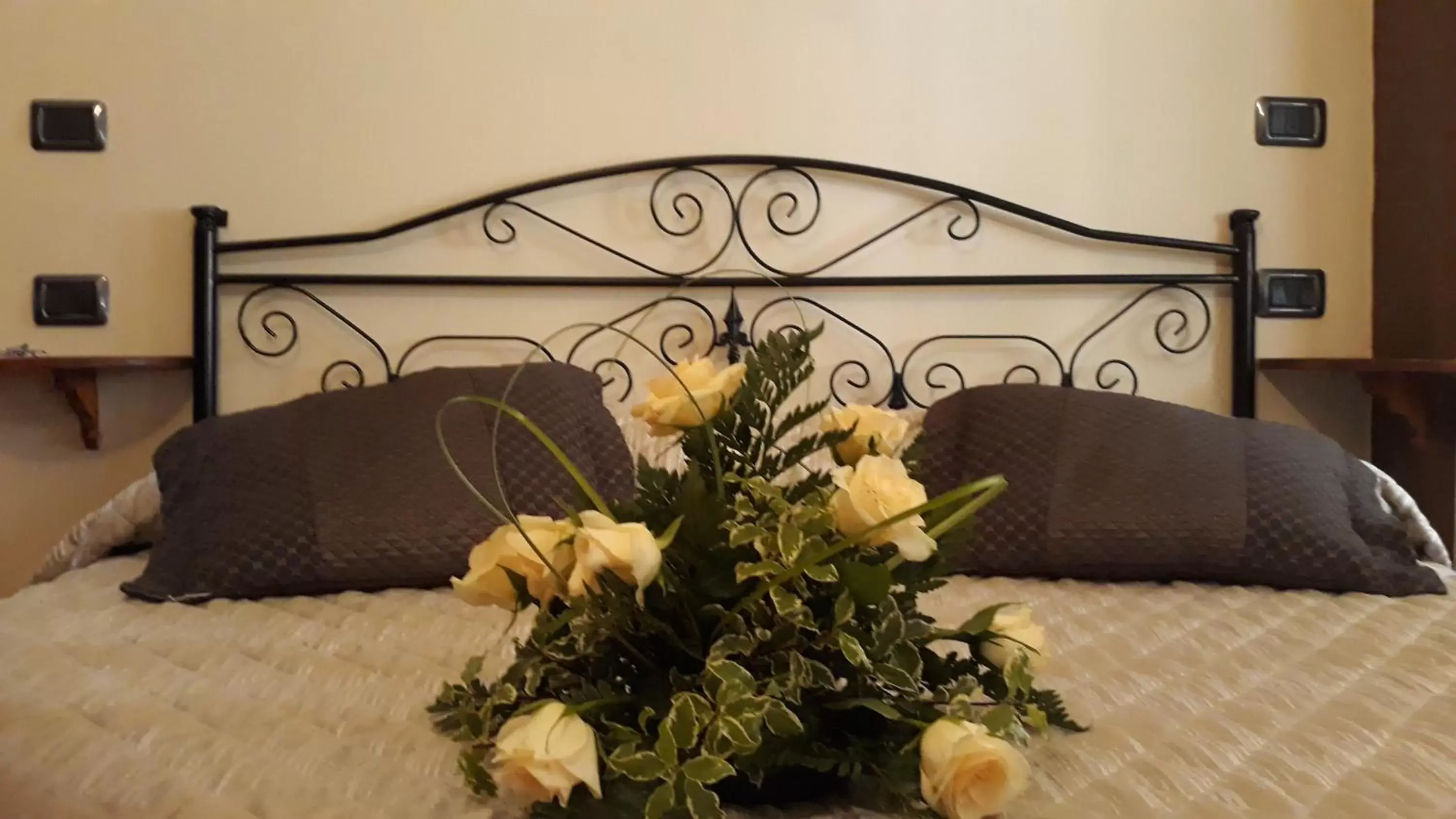 Decorative detail, Bed in B&B Borgo Cortese