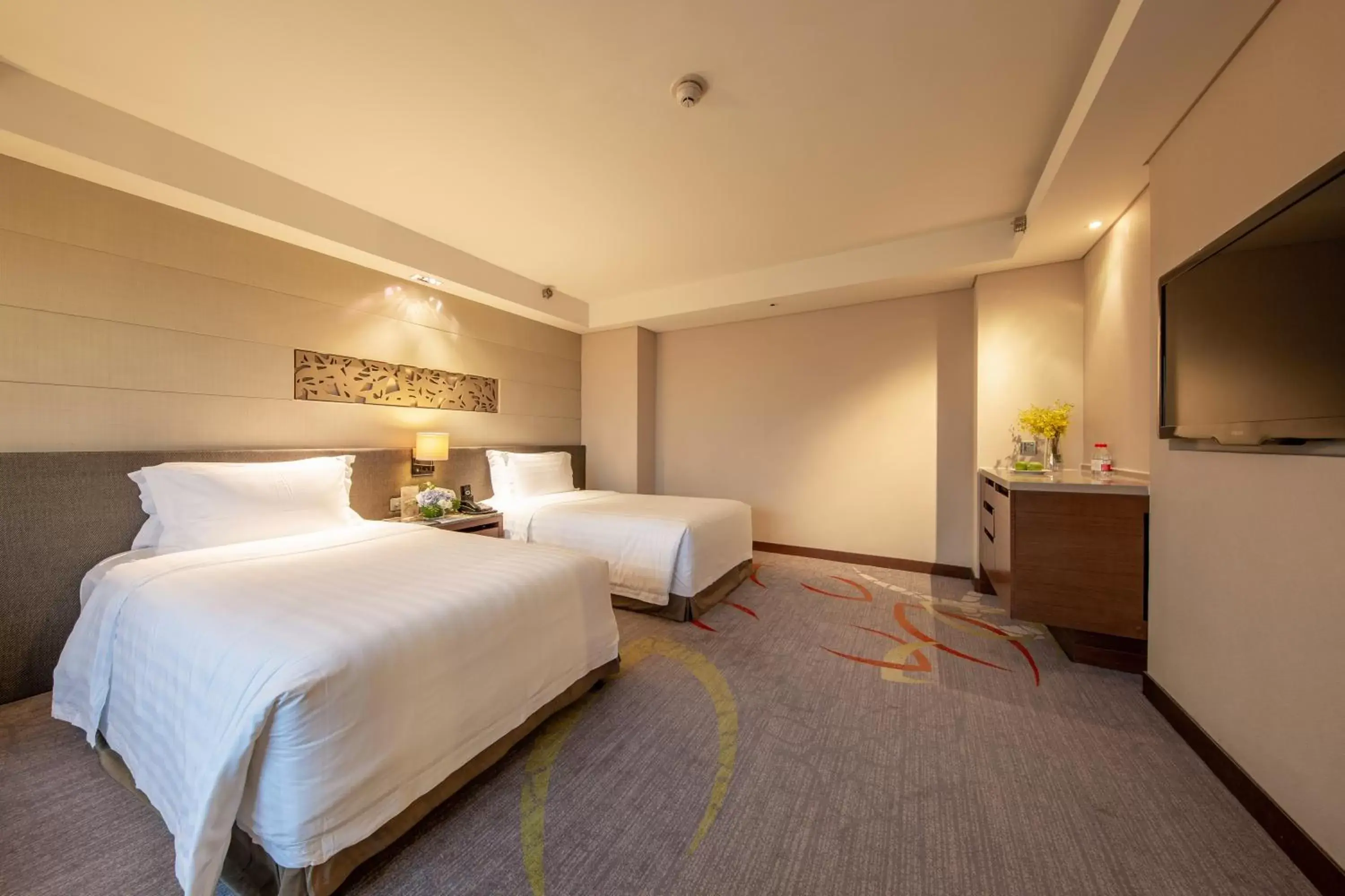 Photo of the whole room, Bed in Crowne Plaza Guangzhou City Centre, an IHG Hotel