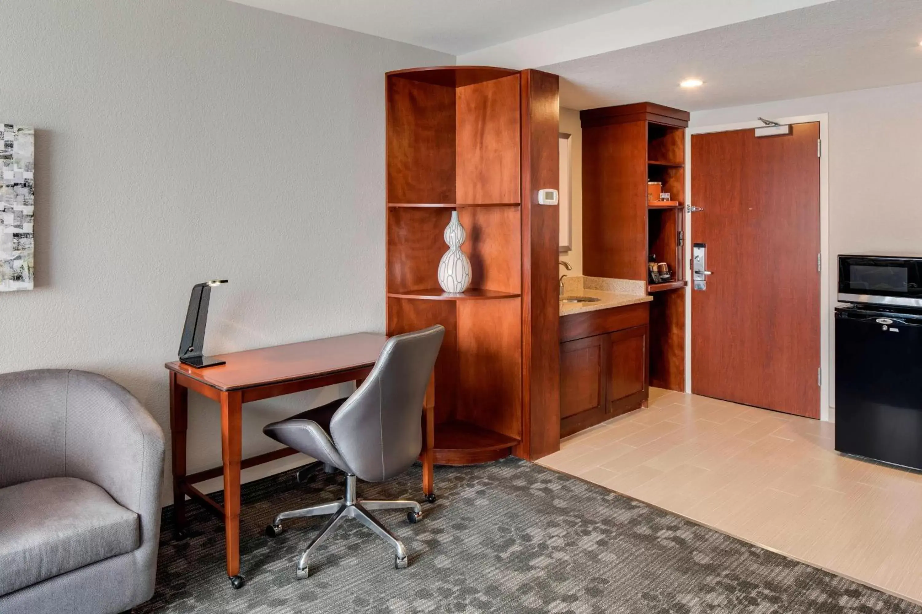 Photo of the whole room, Dining Area in Courtyard by Marriott Boston Logan Airport