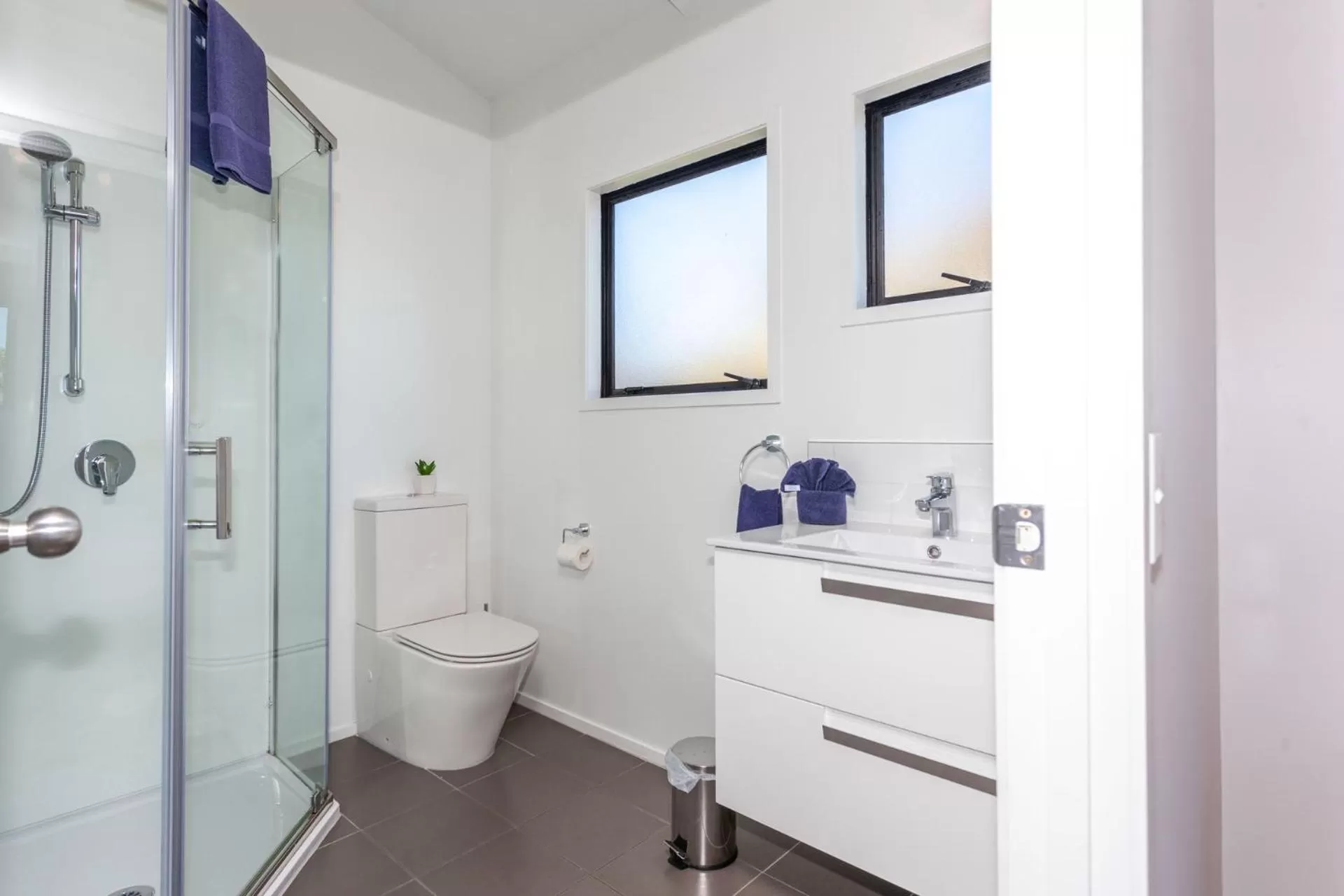 Bathroom in Tidewater Motel & Tourist Park