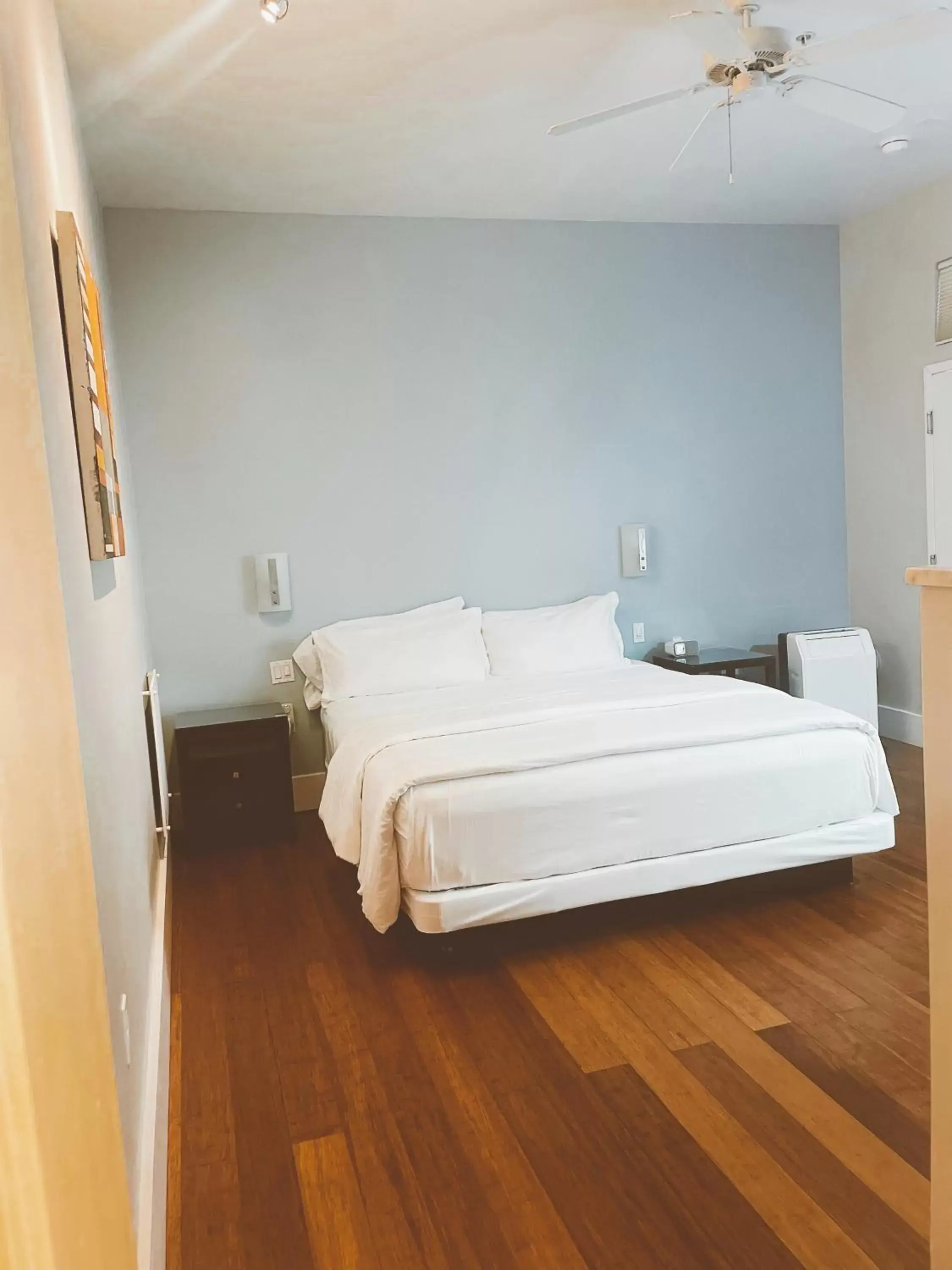 Bedroom, Bed in Pacific Blue Inn