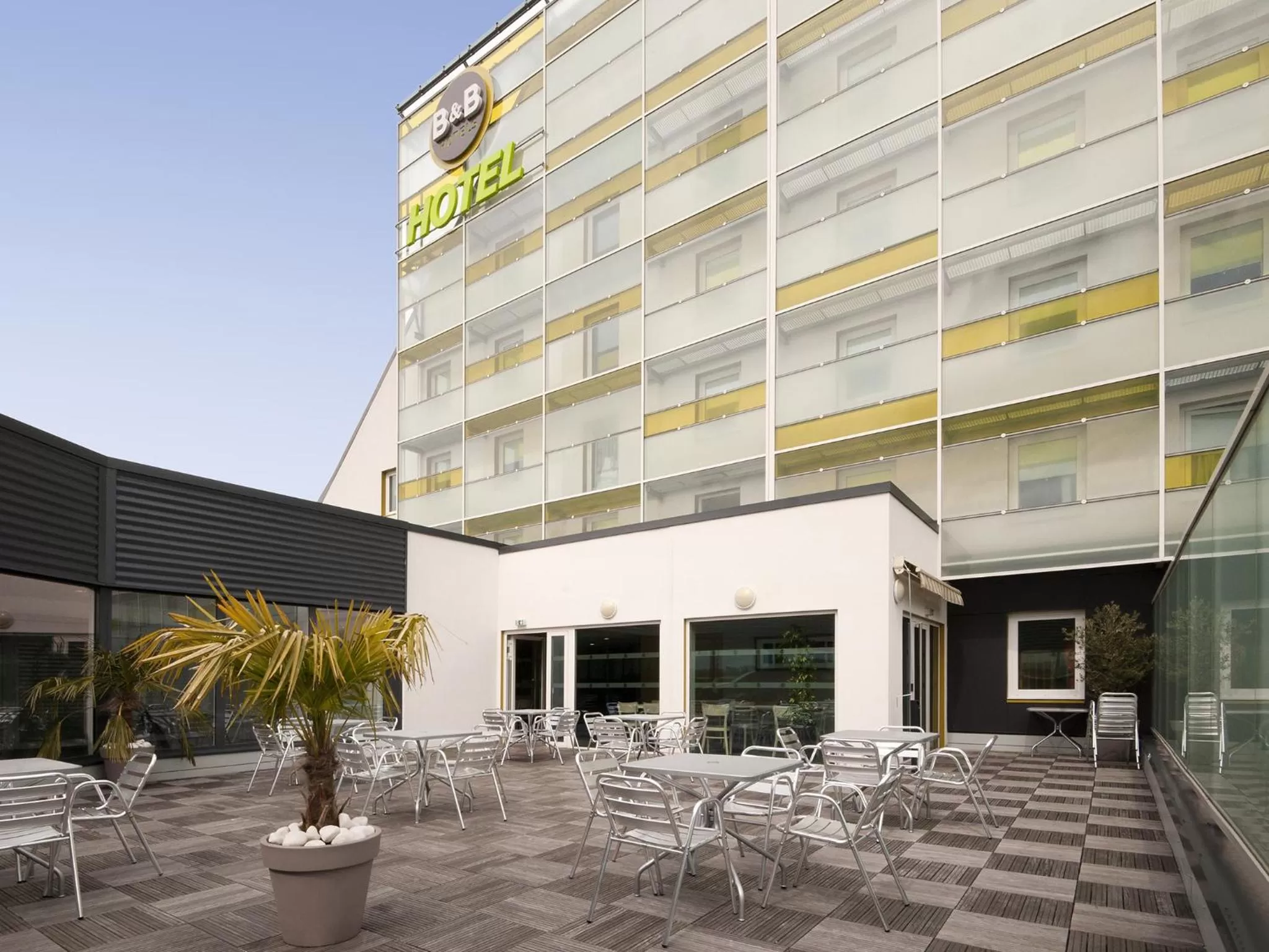 Property building in B&B HOTEL Lyon Sud États-Unis