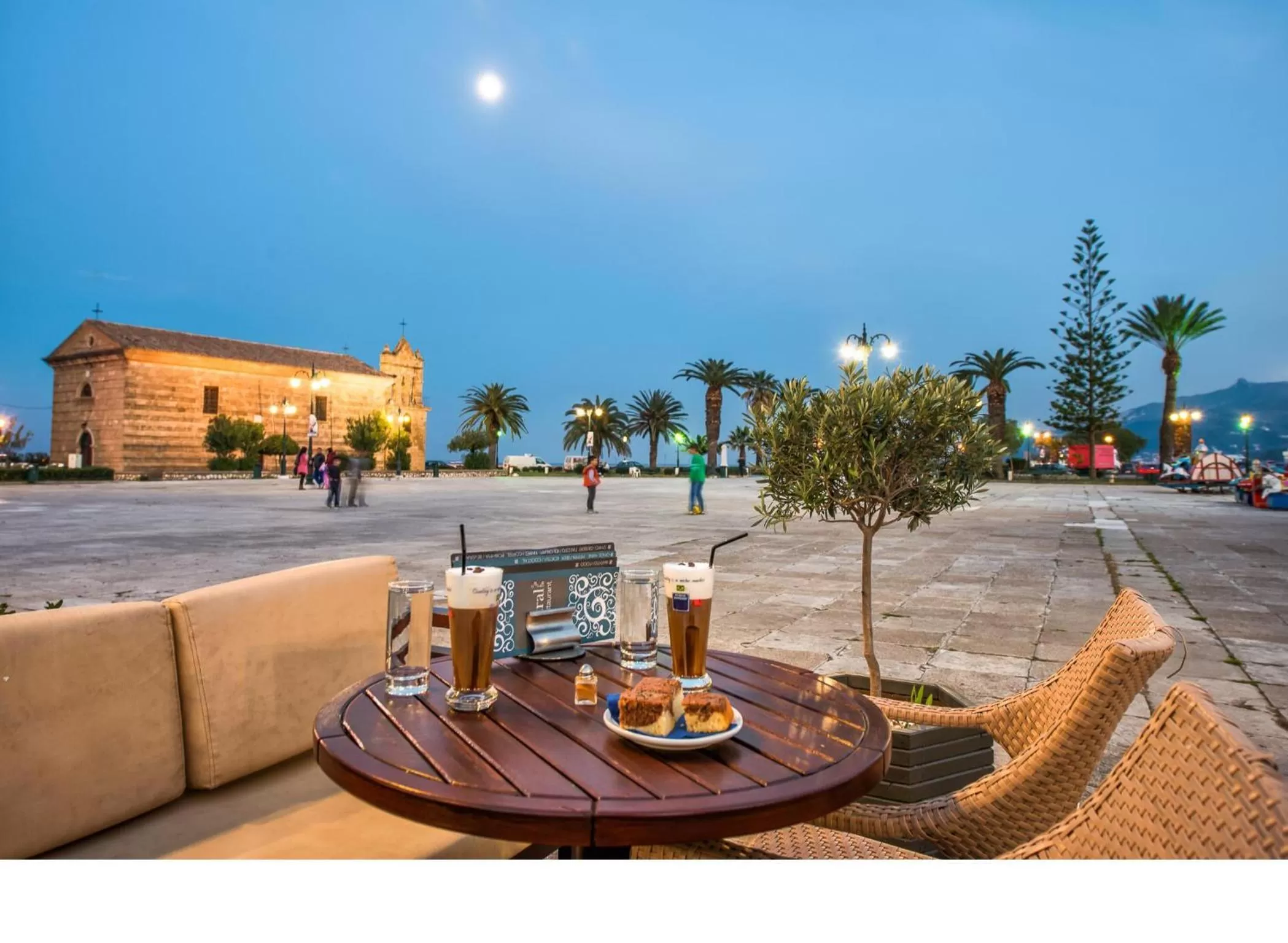 Evening entertainment in Phoenix Hotel