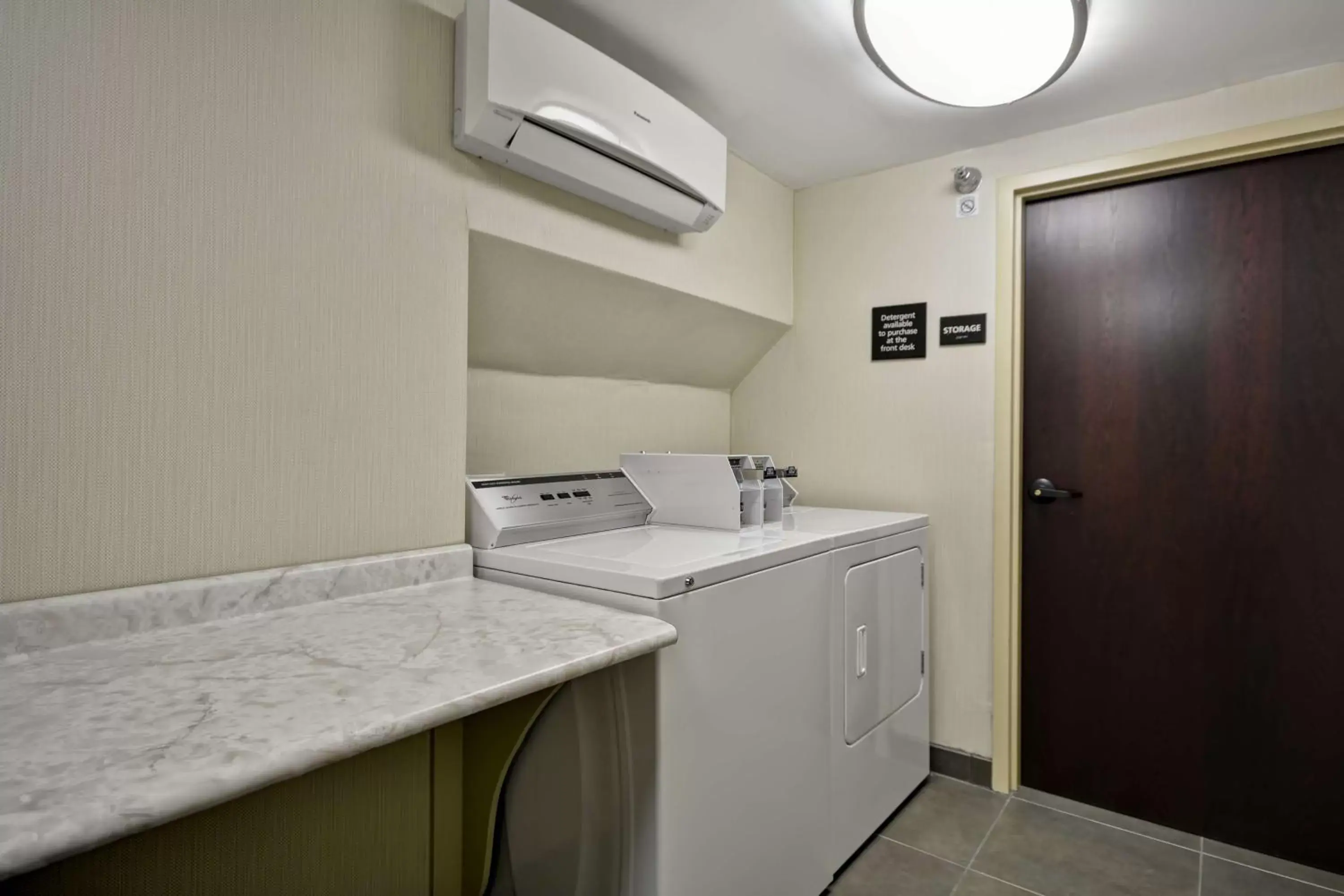 Property building, Kitchen/Kitchenette in Hampton Inn Detroit Northville