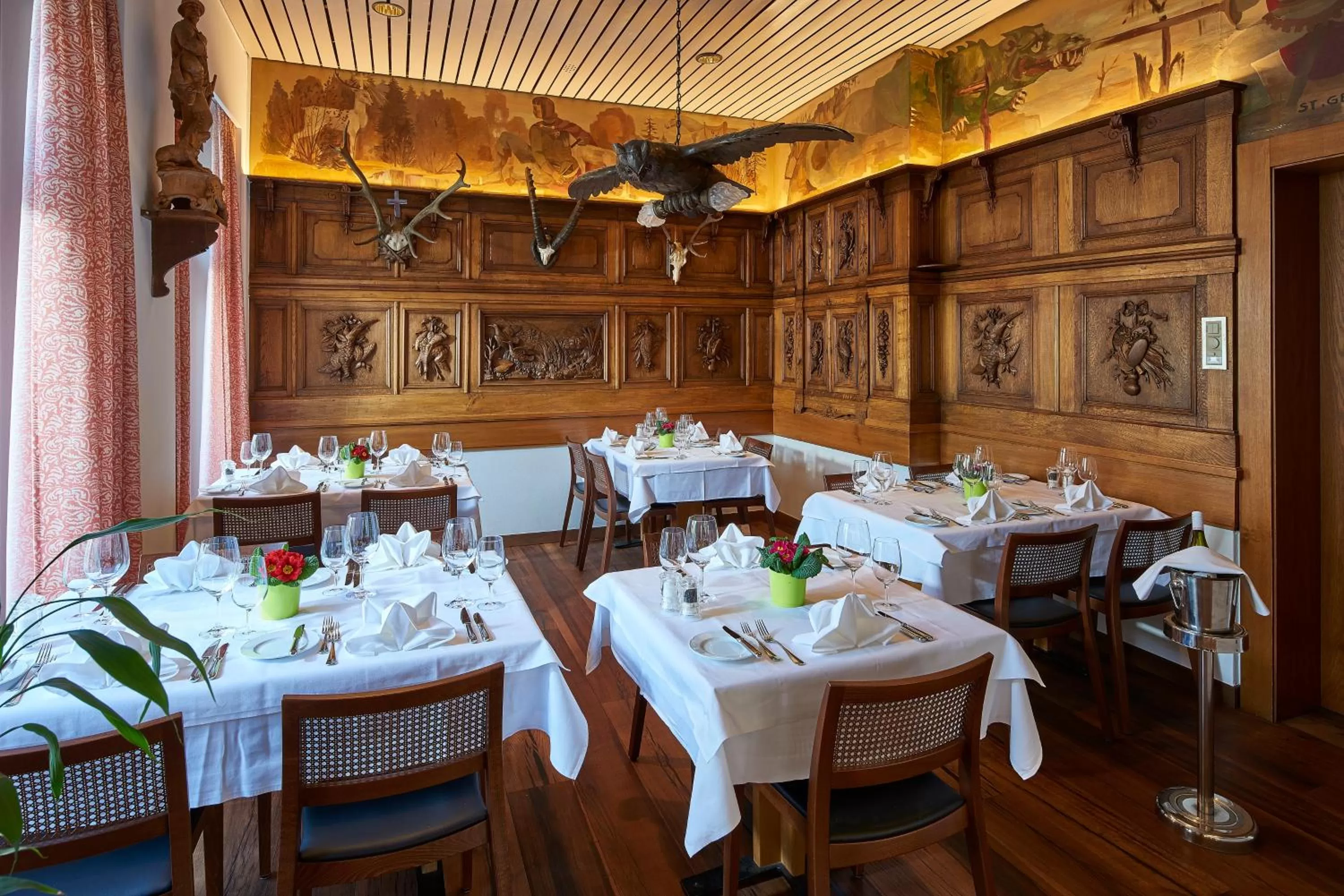 Restaurant/places to eat in Hotel Ambassador