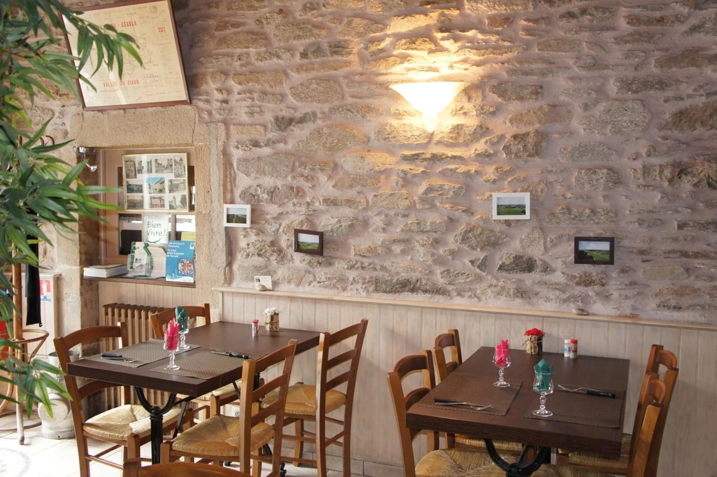 Bathroom in Hôtel Les Tilleuls de Pareloup à Salles-Curan