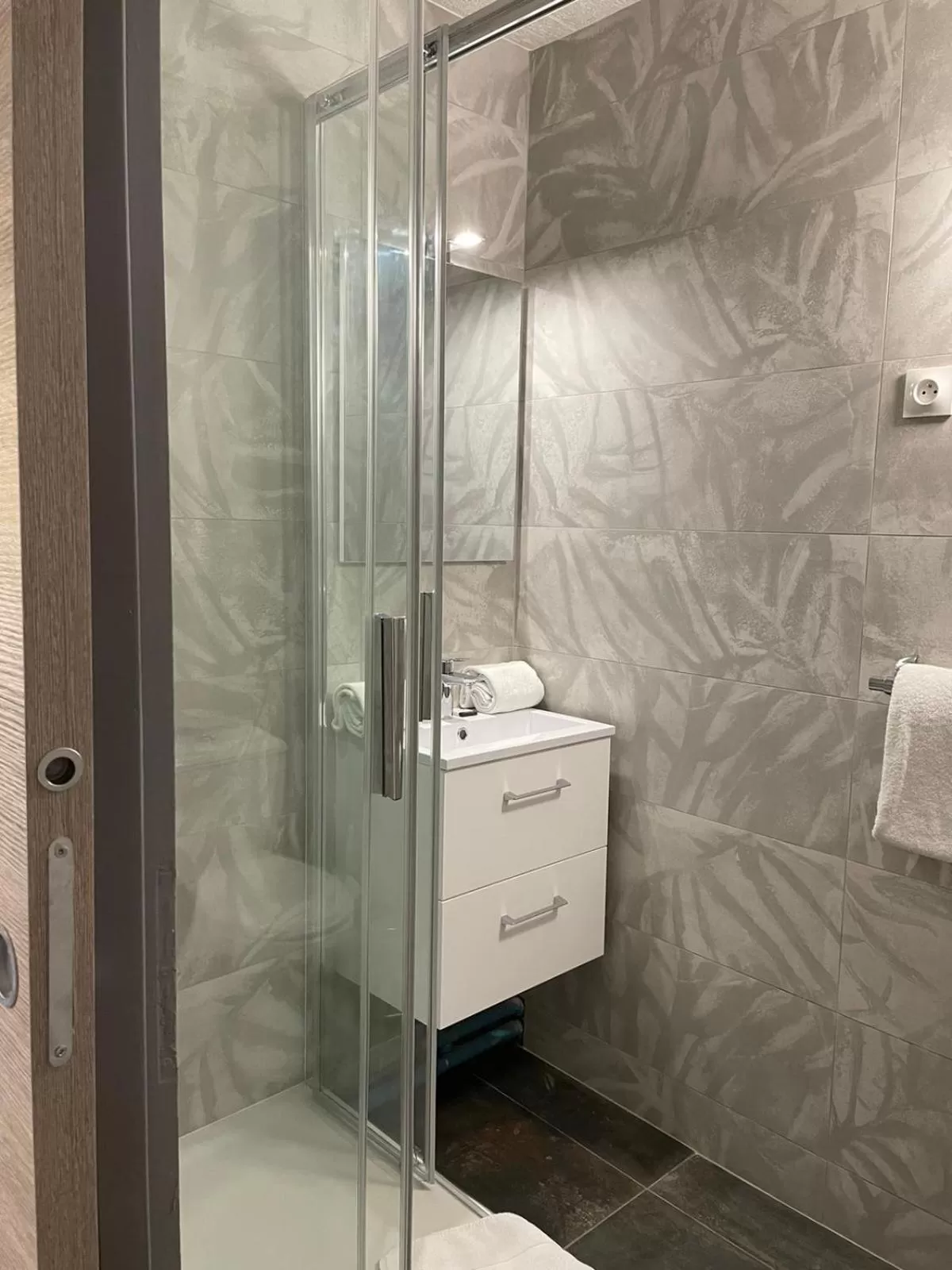 Bathroom in Hôtel Le Thurot- Dijon Centre ville Gare