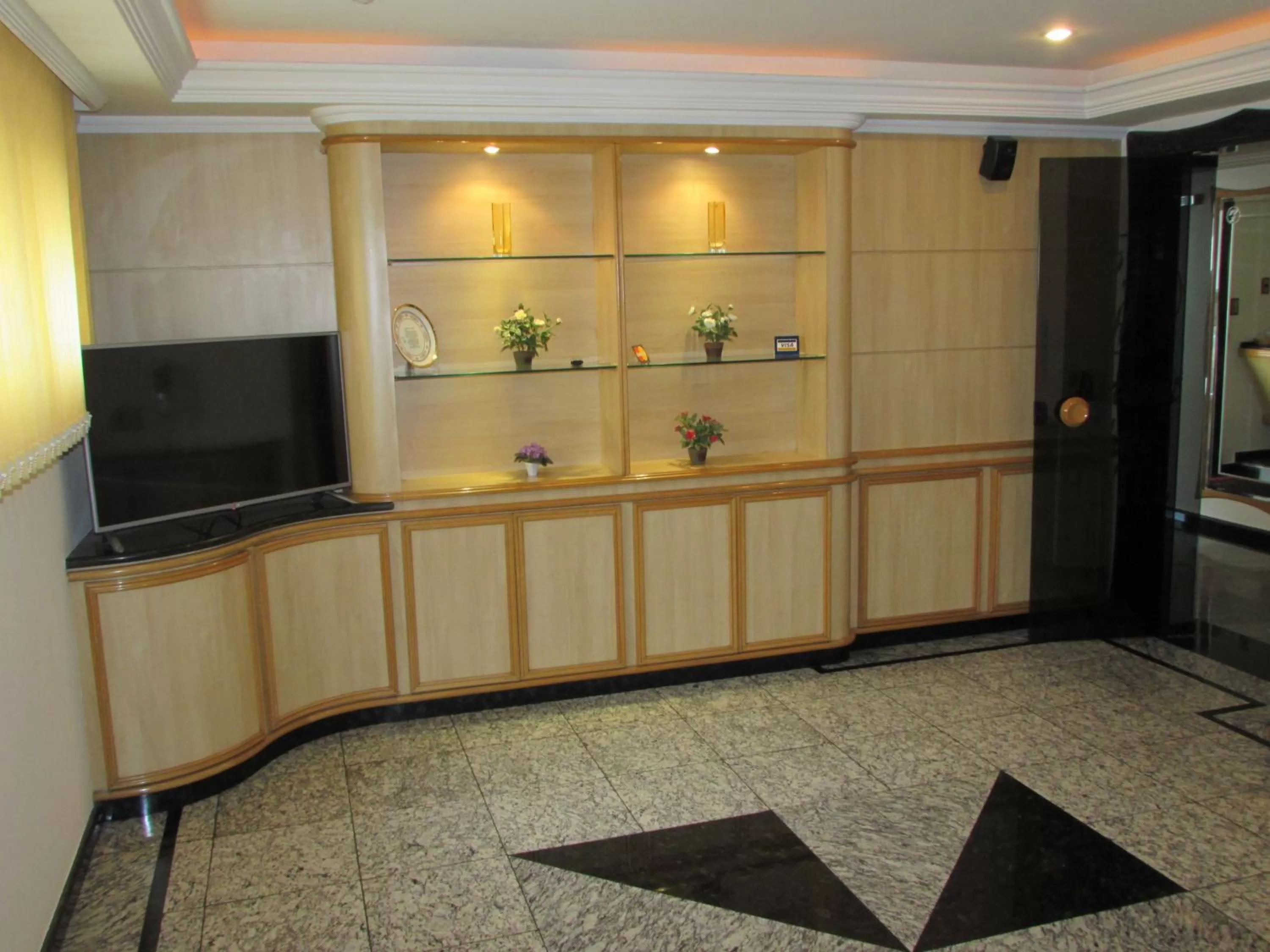 Communal lounge/ TV room in Pleasant Place Hotel