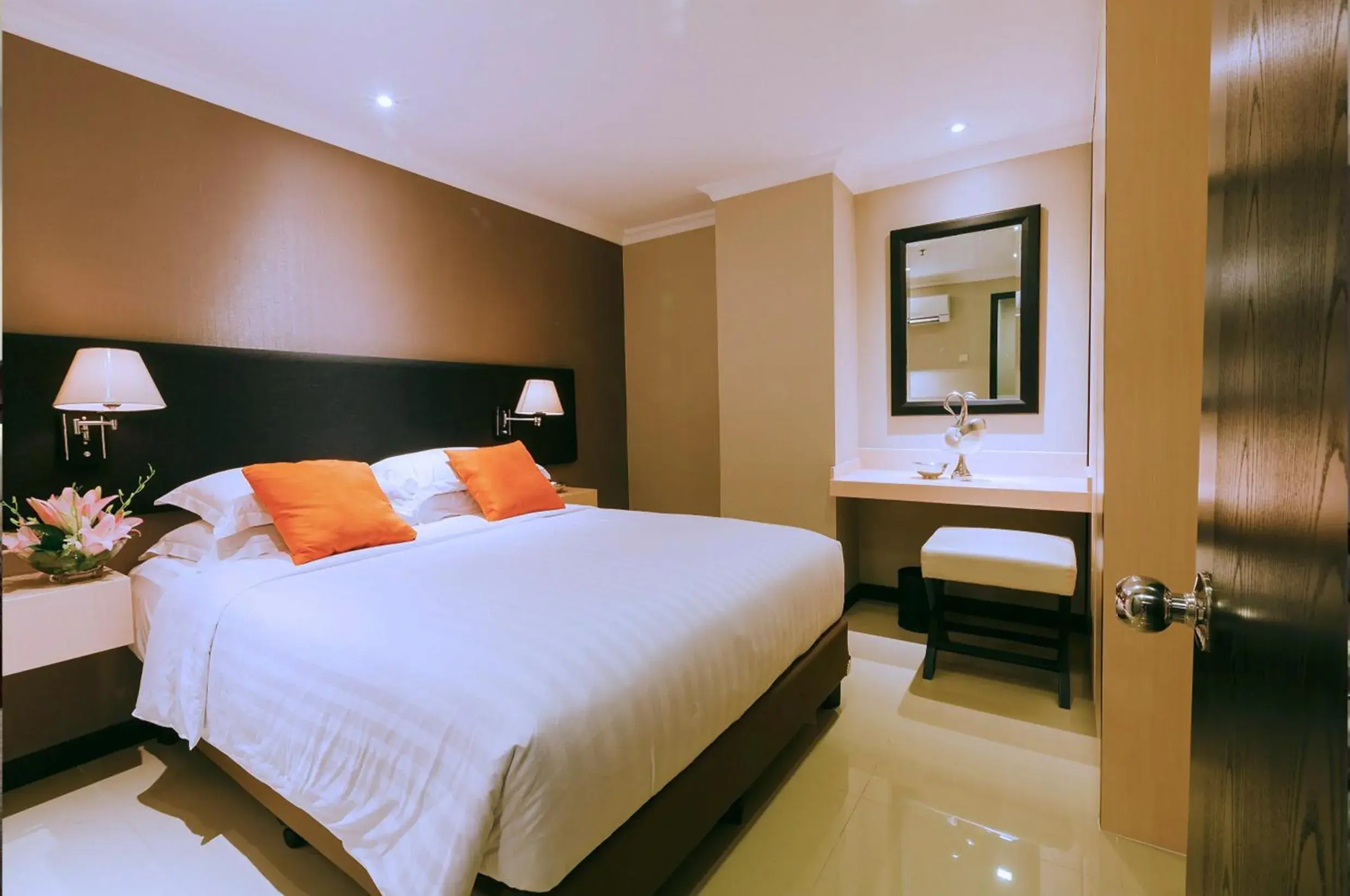 Bedroom, Bed in Kristal Hotel Jakarta