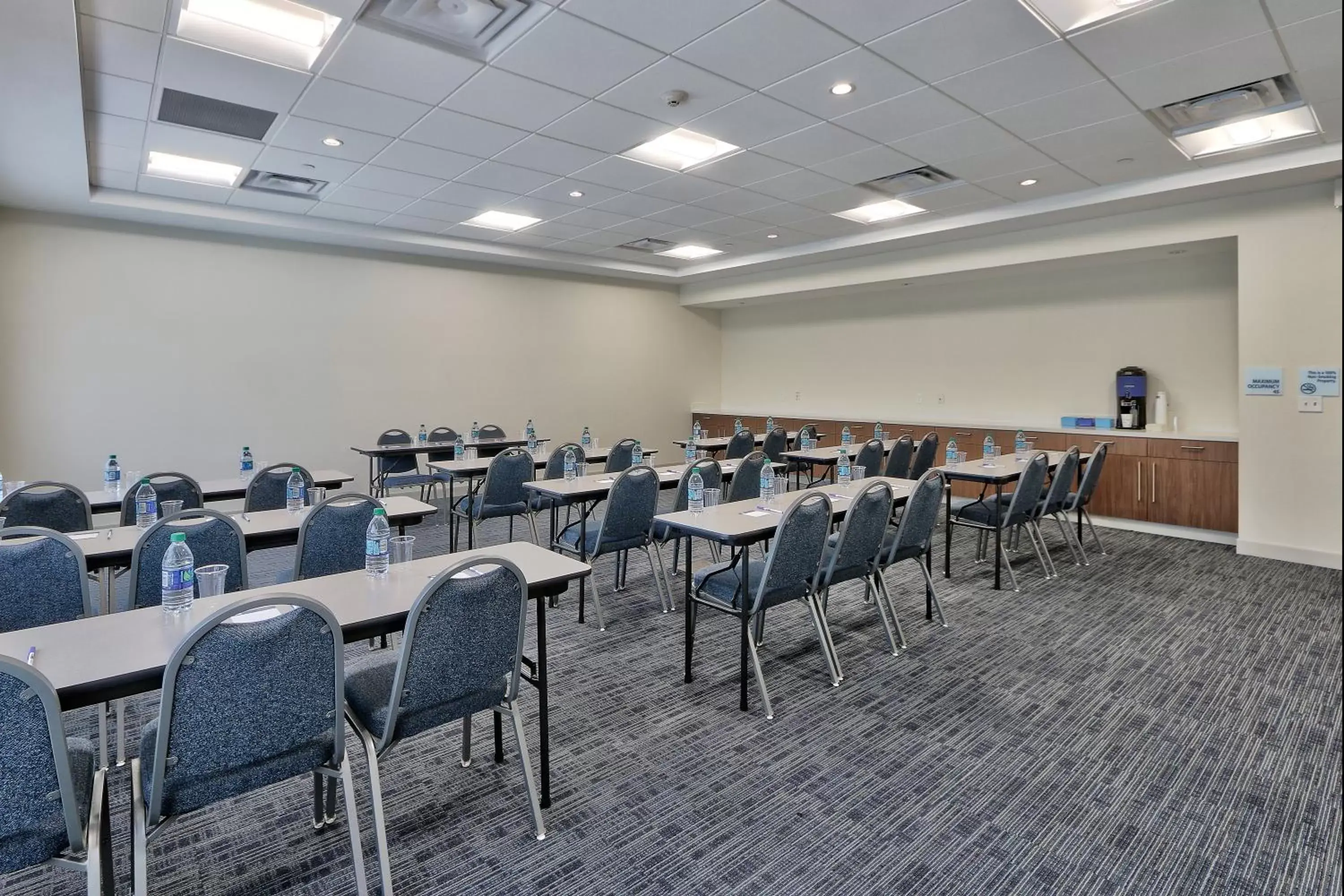 Meeting/conference room in Holiday Inn Express & Suites - Roswell, an IHG Hotel