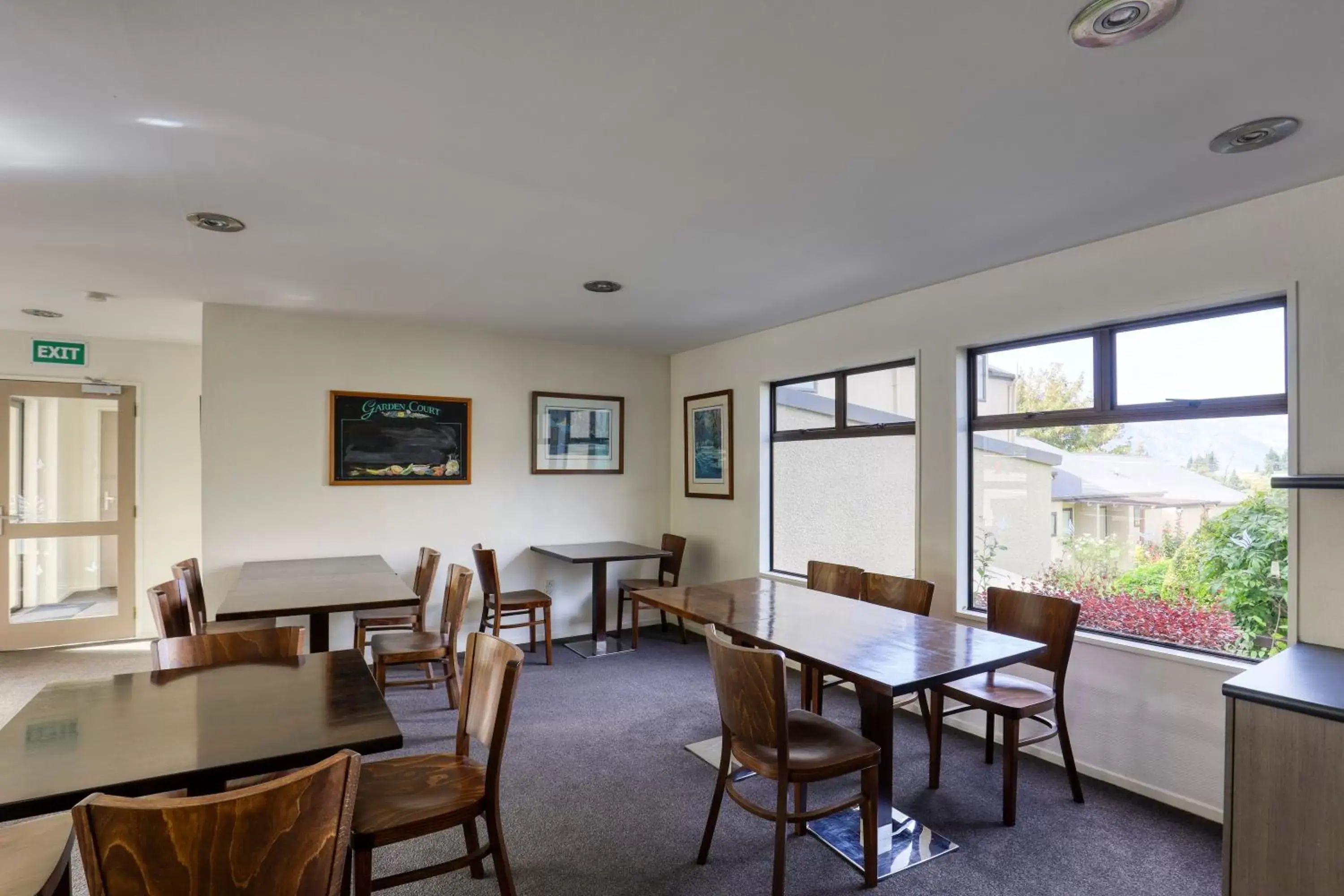 Seating area, Restaurant/Places to Eat in Garden Court Suites & Apartments