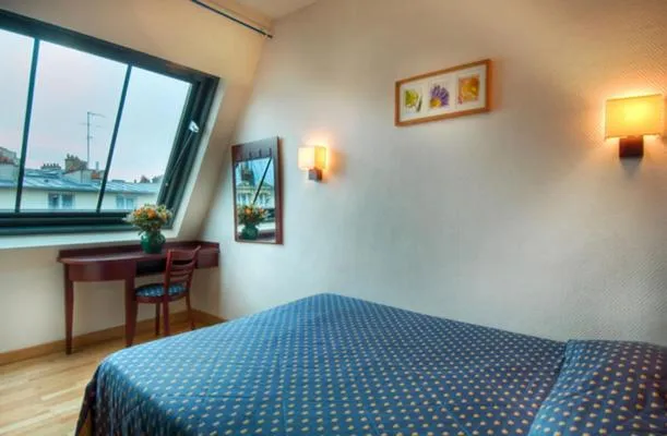 Photo of the whole room, Bed in Hôtel De Paris Opera