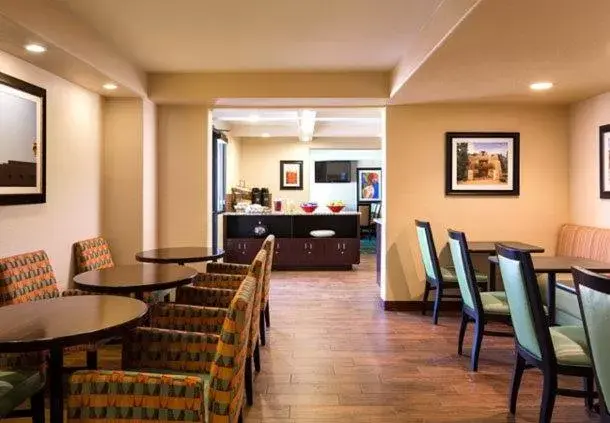 Restaurant/Places to Eat in The Querque Hotel