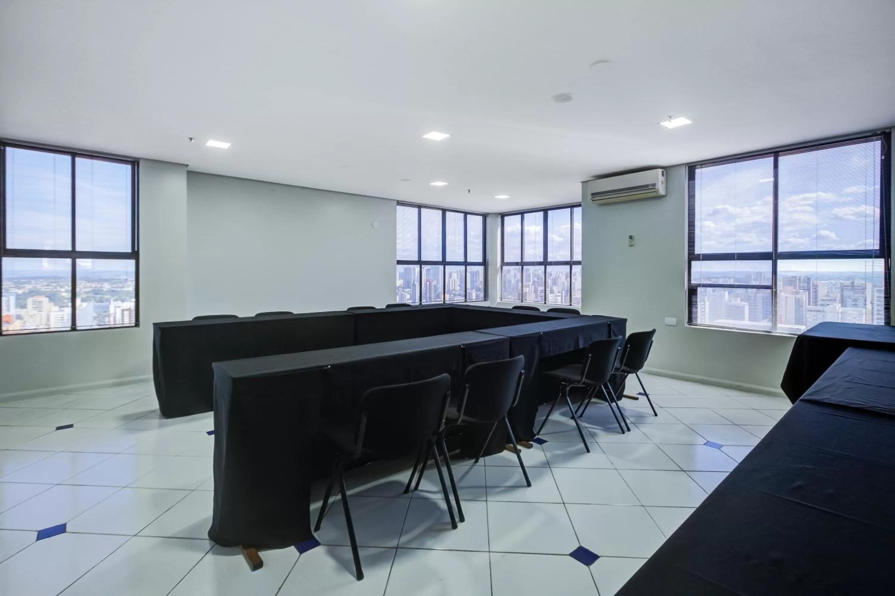 Meeting/conference room in Slaviero Londrina Flat