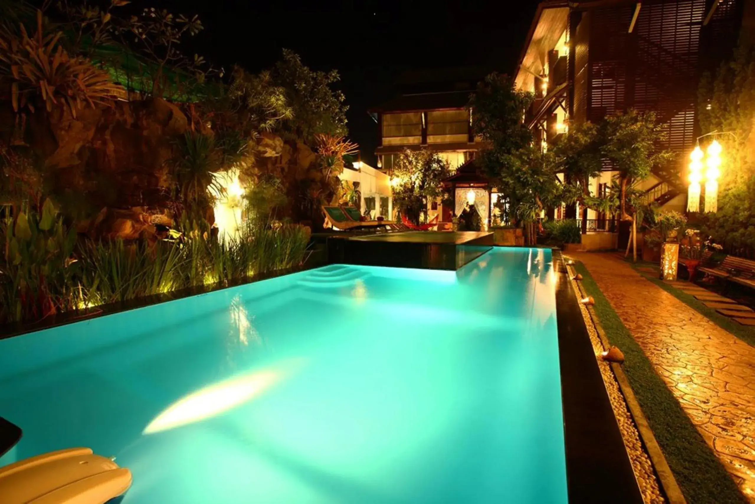 Swimming Pool in Kodchasri Thani Hotel