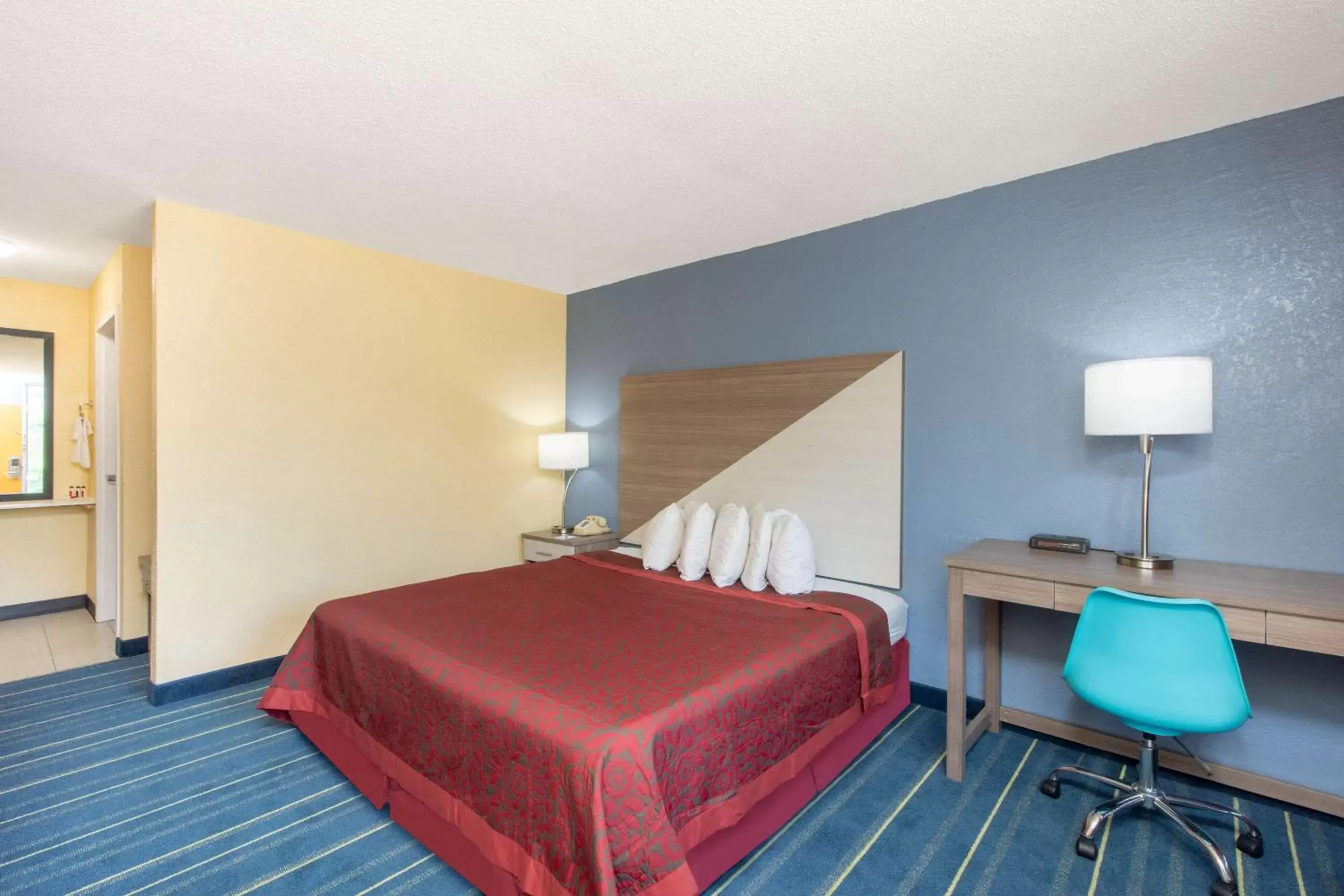 Photo of the whole room, Bed in Days Inn by Wyndham Salem