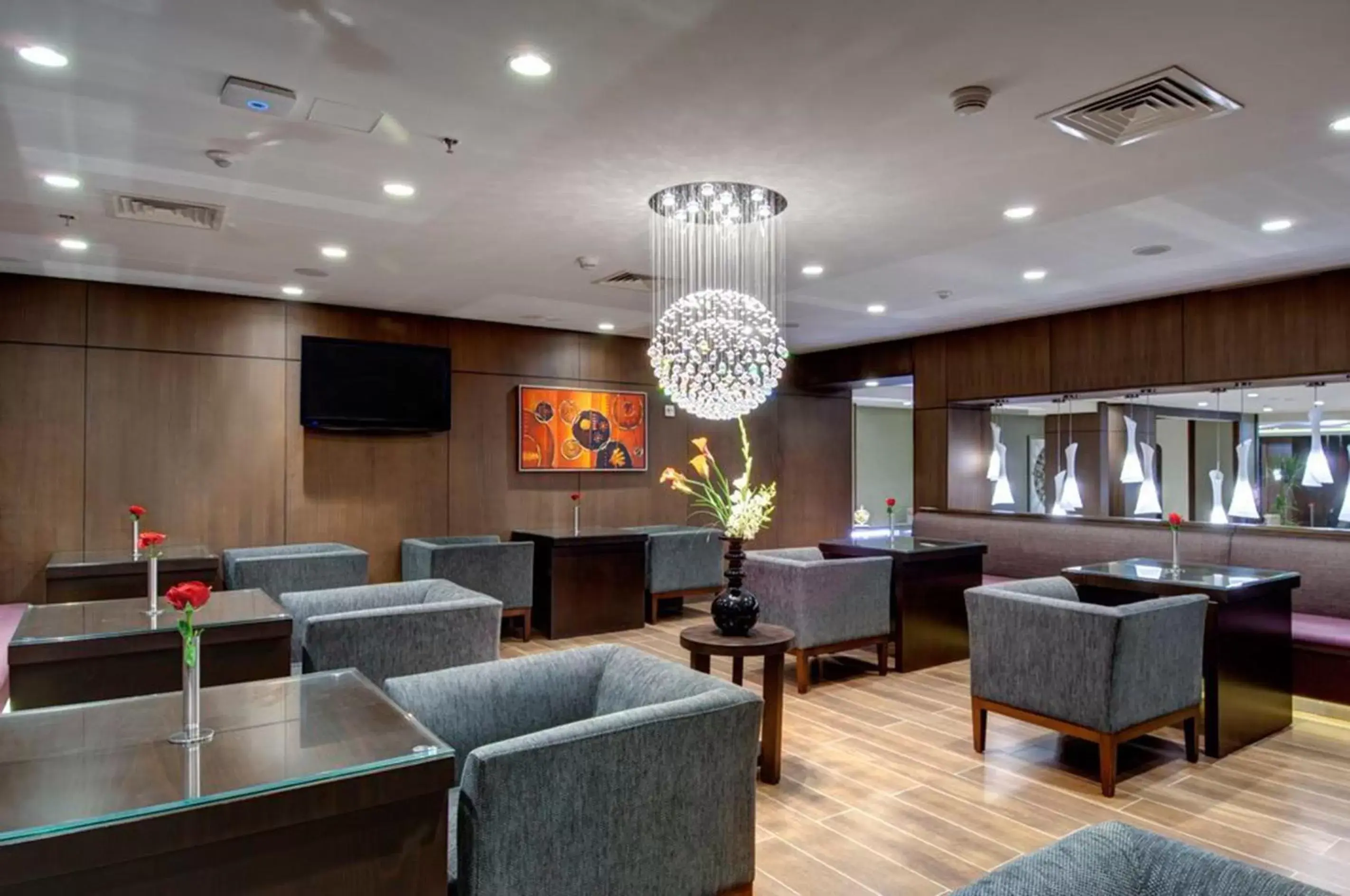 Lounge or bar, Lounge/Bar in Crowne Plaza Madinah, an IHG Hotel
