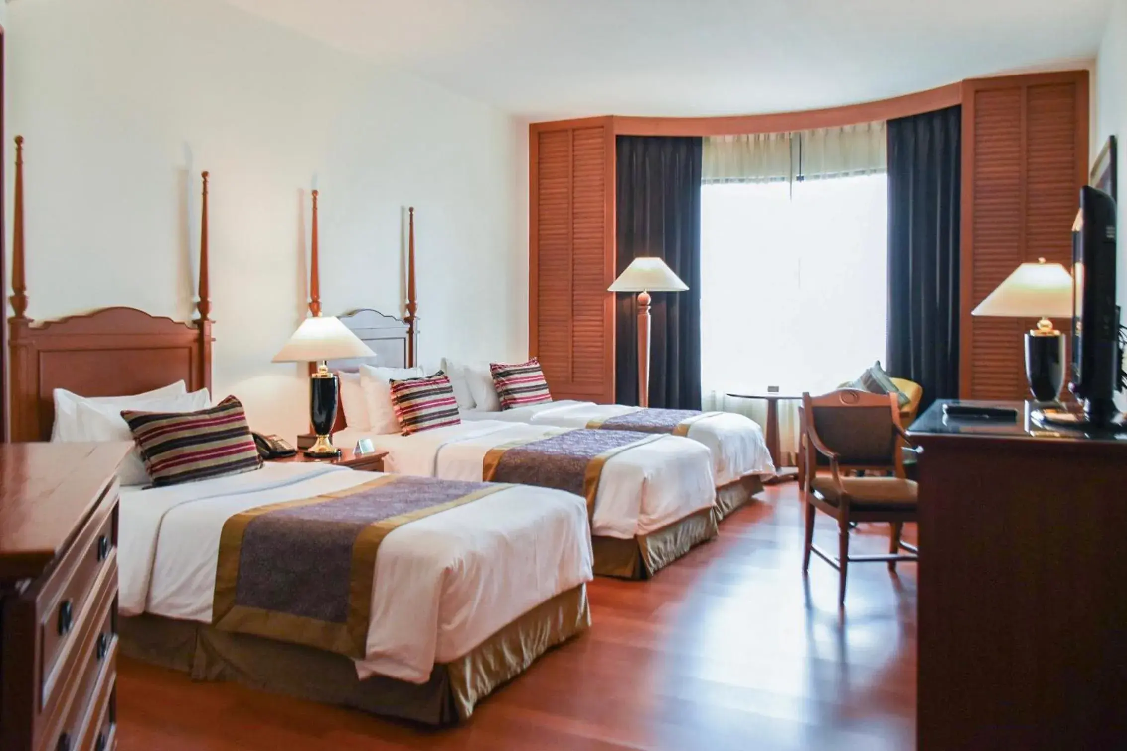 Bed in Century Park Hotel - SHA Extra Plus