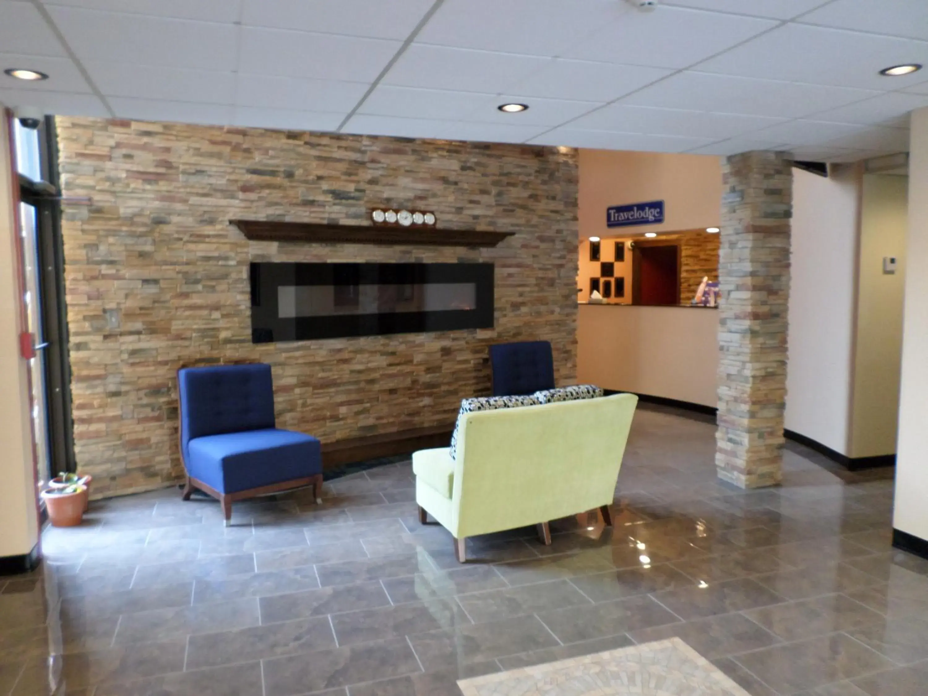 Day, Lobby/Reception in Travelodge by Wyndham Cleveland Lakewood