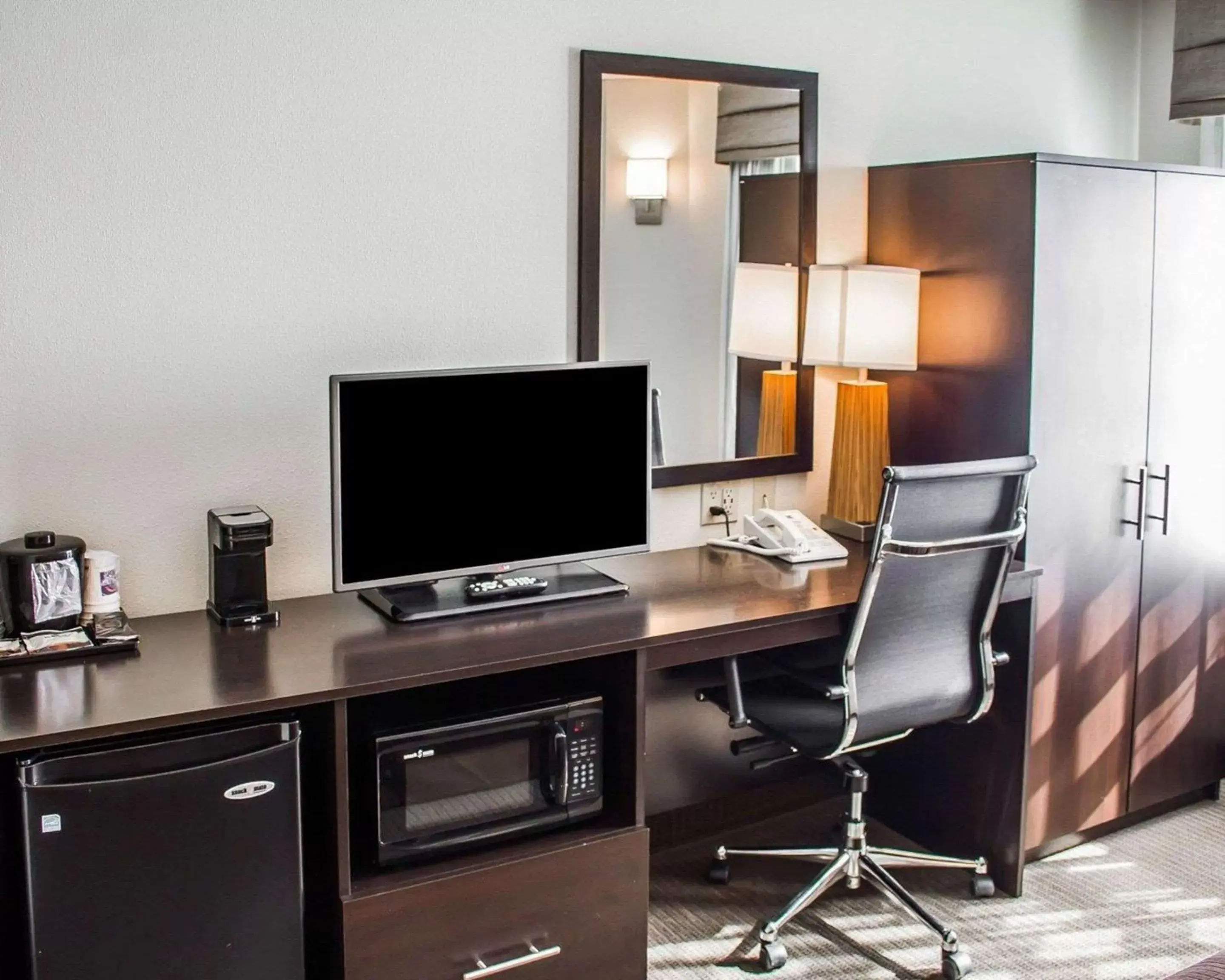 Photo of the whole room, TV/Entertainment Center in Sleep Inn & Suites Roseburg North Near Medical Center