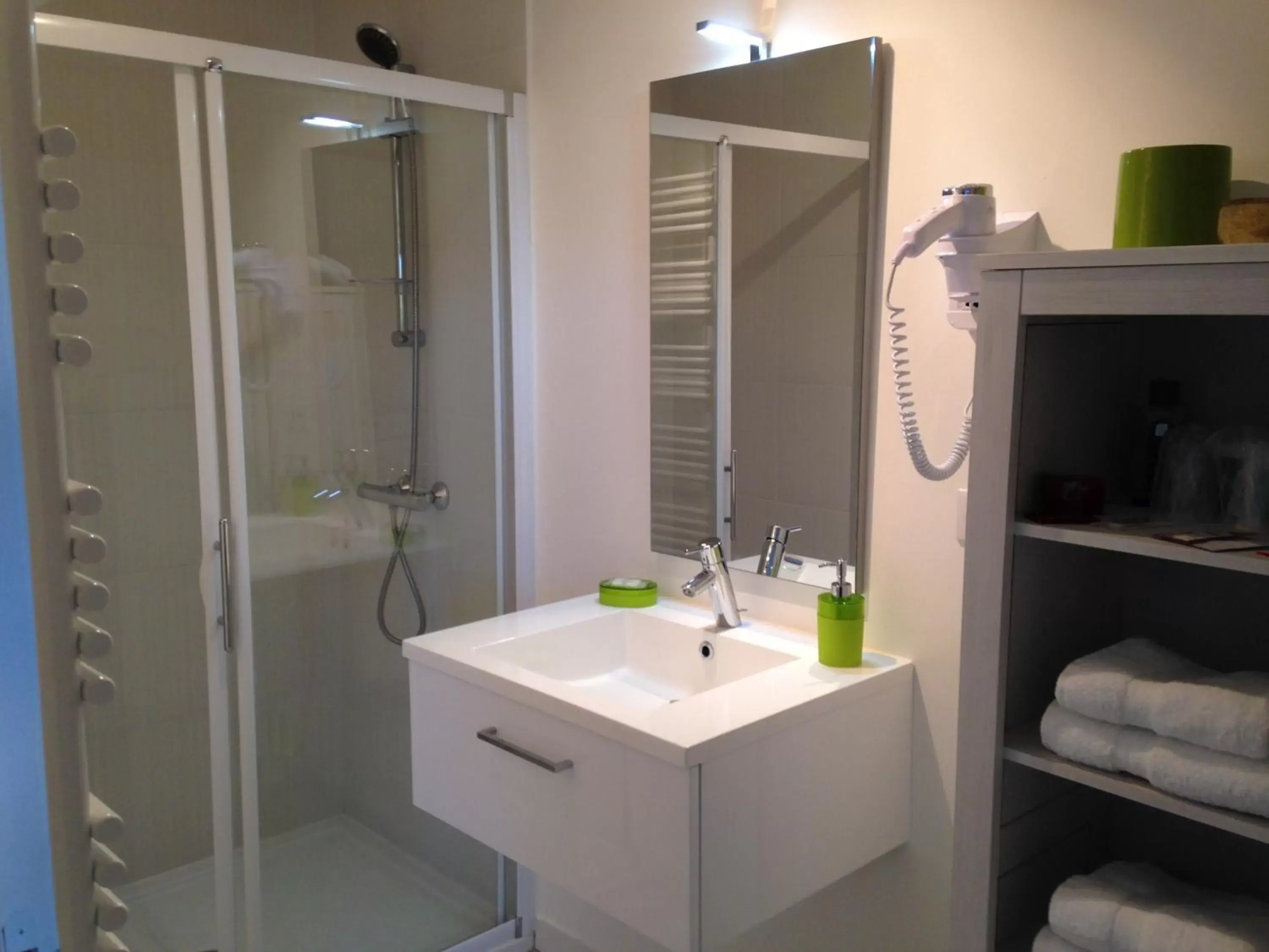 Shower, Bathroom in Les Chambres Lauryvan