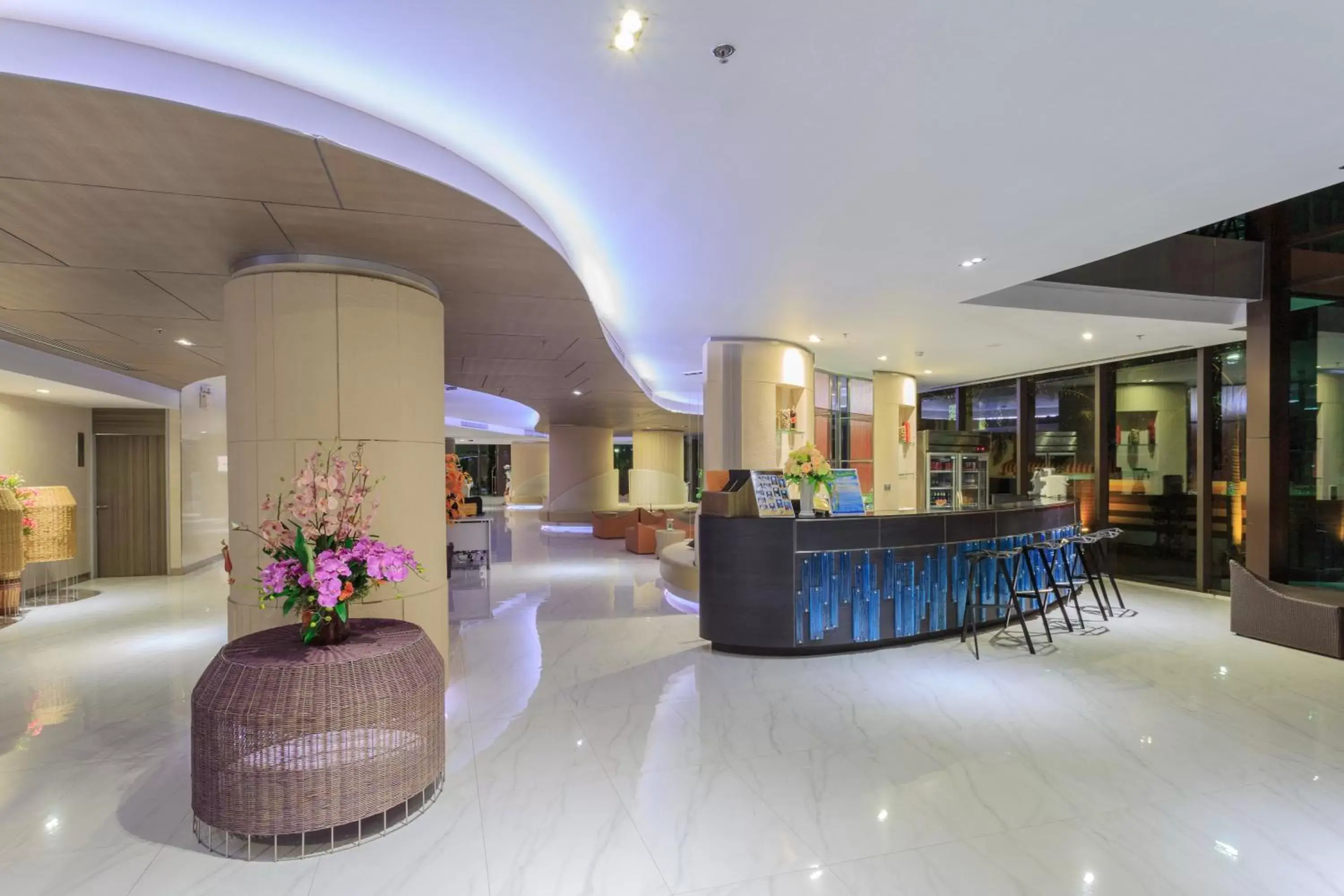 Lounge or bar, Lobby/Reception in Pattaya Discovery Beach Hotel - SHA Extra Plus