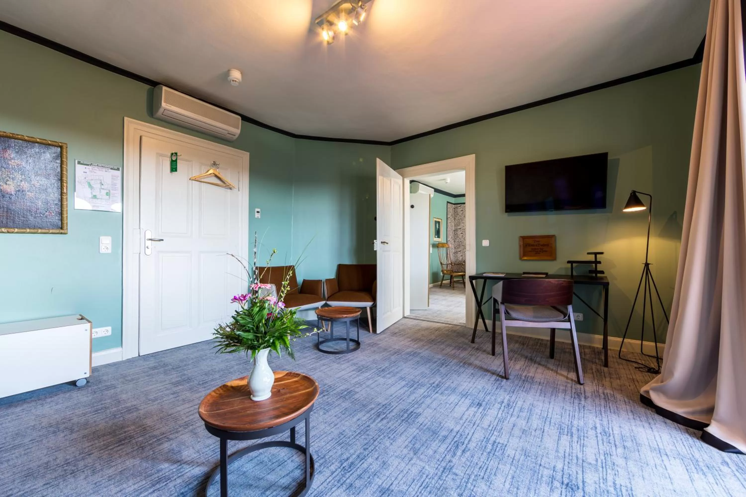 TV and multimedia in Historik Hotel Goldener Hirsch Rothenburg