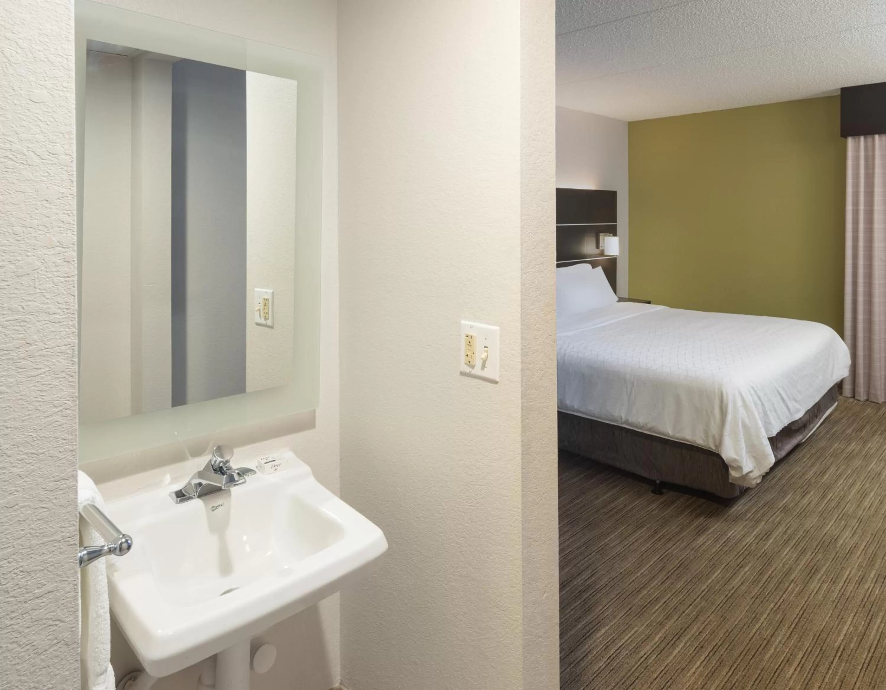 Photo of the whole room, Bed in Holiday Inn Express Rochester - Greece by IHG