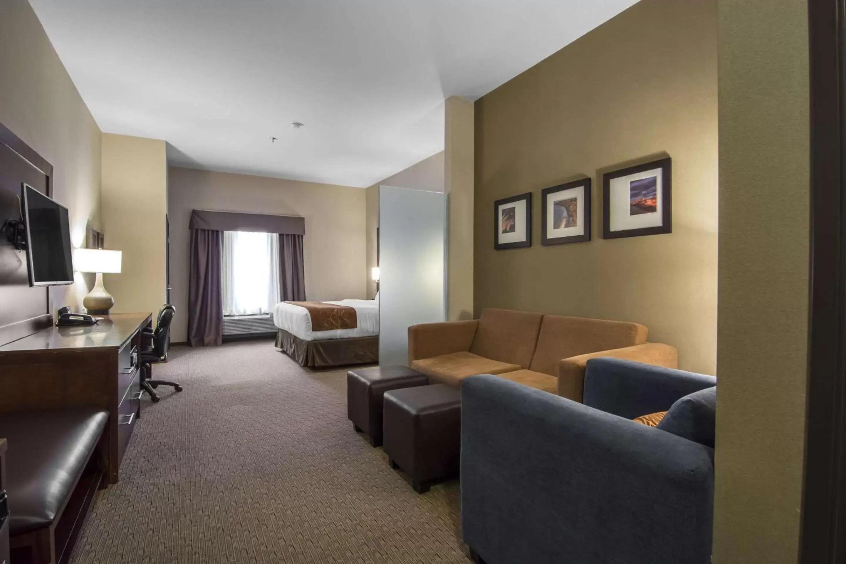 Photo of the whole room, Seating Area in Comfort Suites Saskatoon