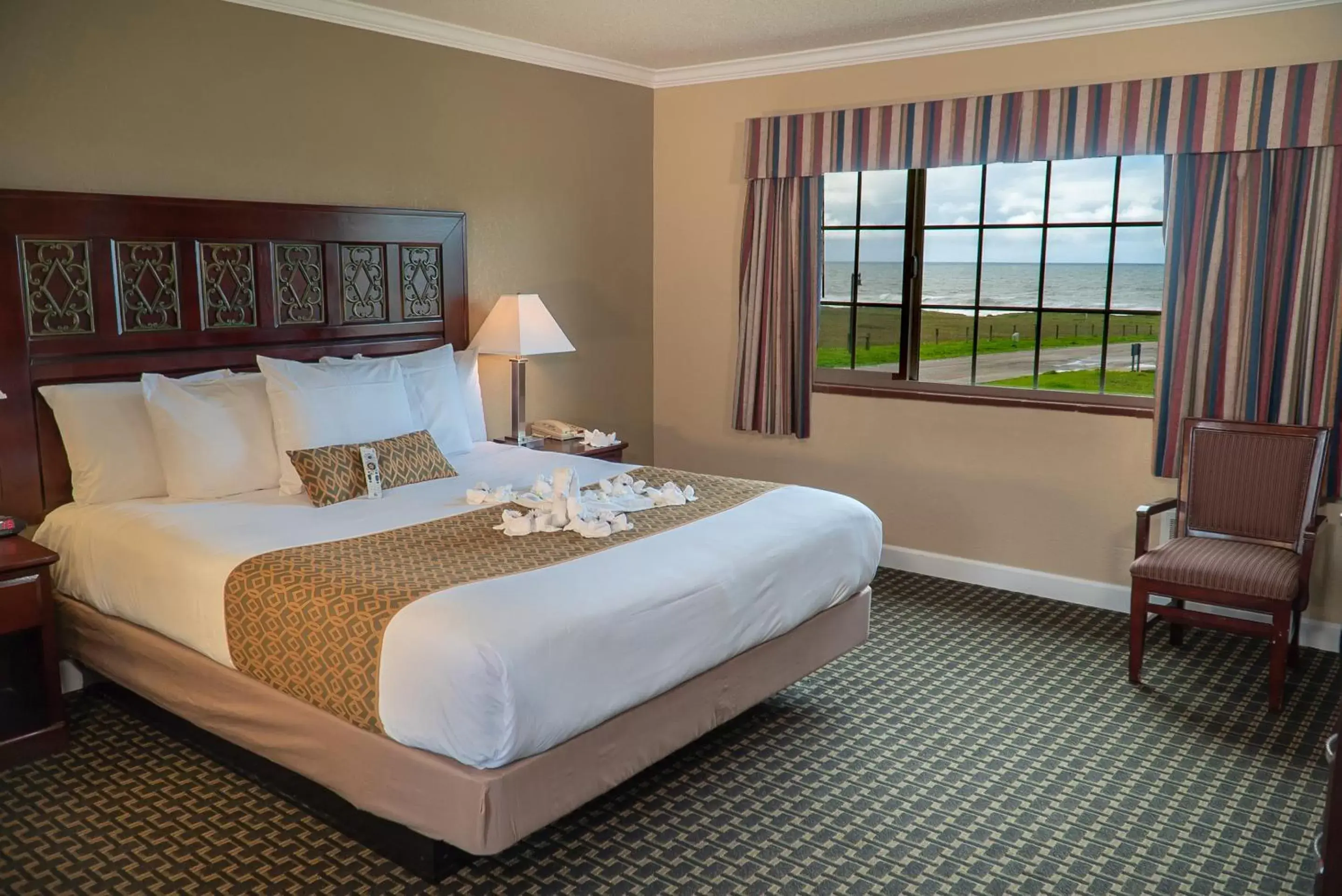 Sea view, Bed in Sea Breeze Inn - San Simeon