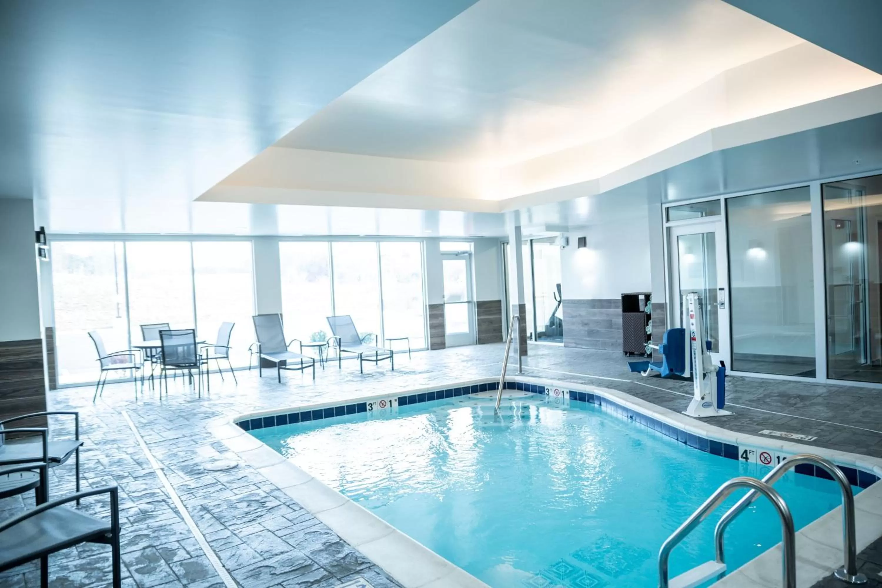 Swimming pool in Fairfield by Marriott Inn & Suites Kingsport