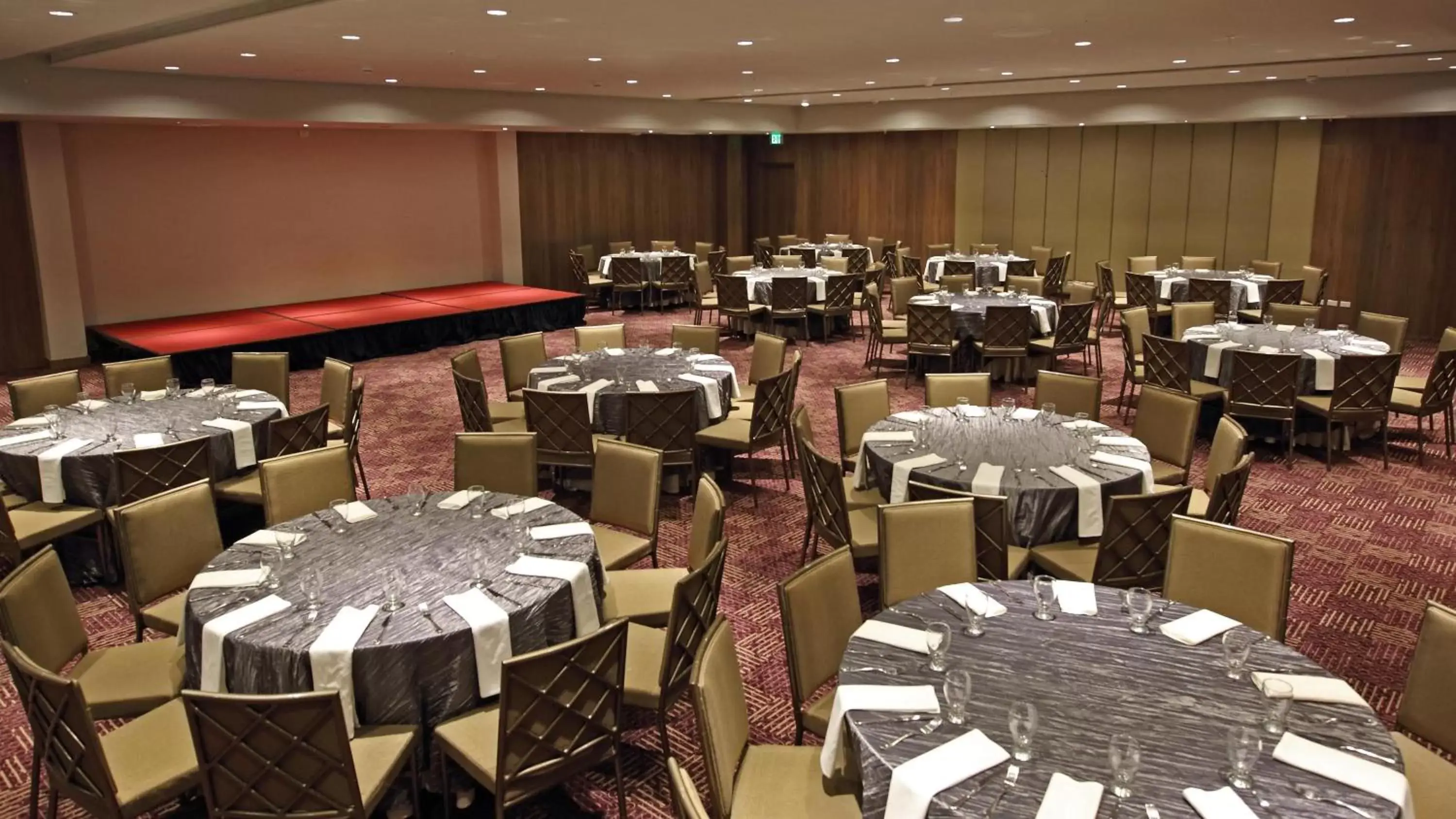 Meeting/conference room, Restaurant/Places to Eat in Crowne Plaza Airport, an IHG Hotel