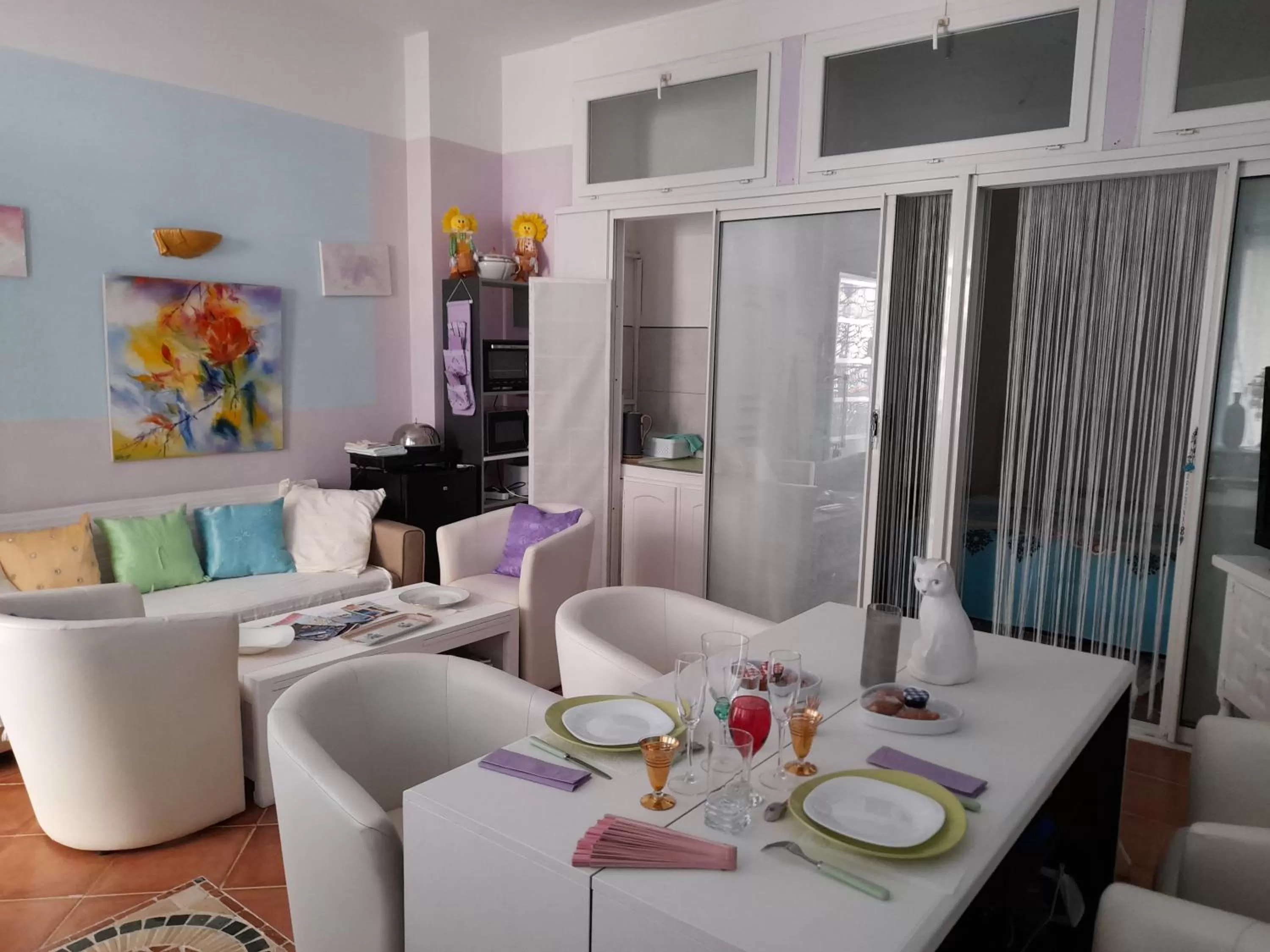 Seating area, Restaurant/Places to Eat in HARMONIA Annie BEAU 2 Pieces Atypique 200 m à pied plage, mer, Promenade des anglais,