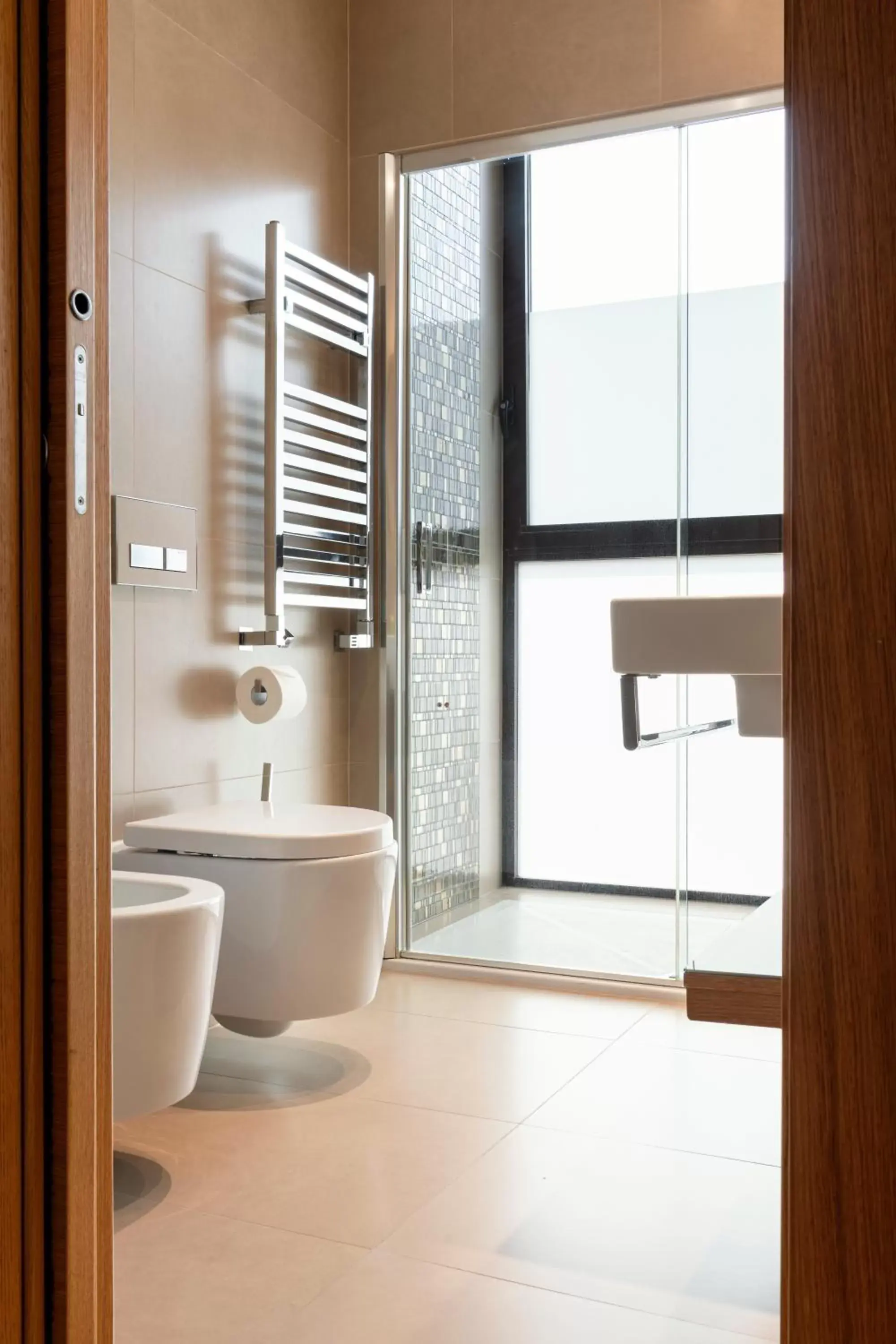 Shower, Bathroom in Mokinba Hotels Baviera