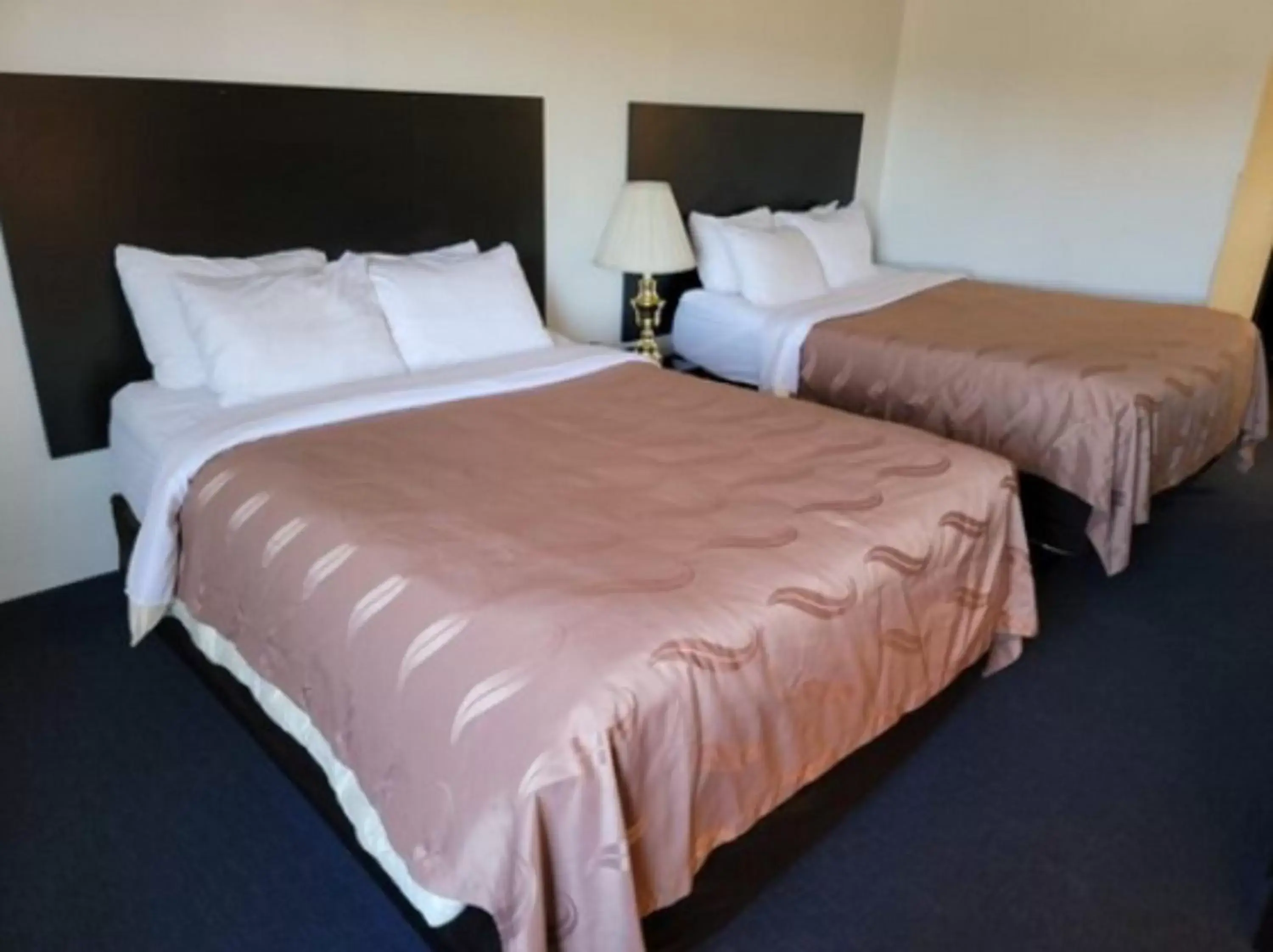 Bedroom, Bed in FairBridge Inn & Suites Sunnyside