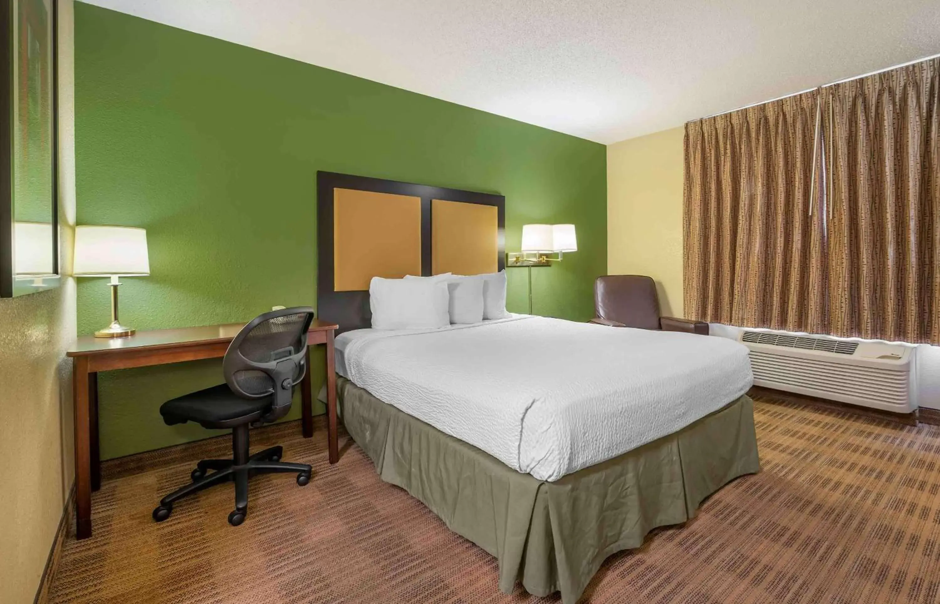 Bedroom, Bed in Extended Stay America Suites - Dayton - North