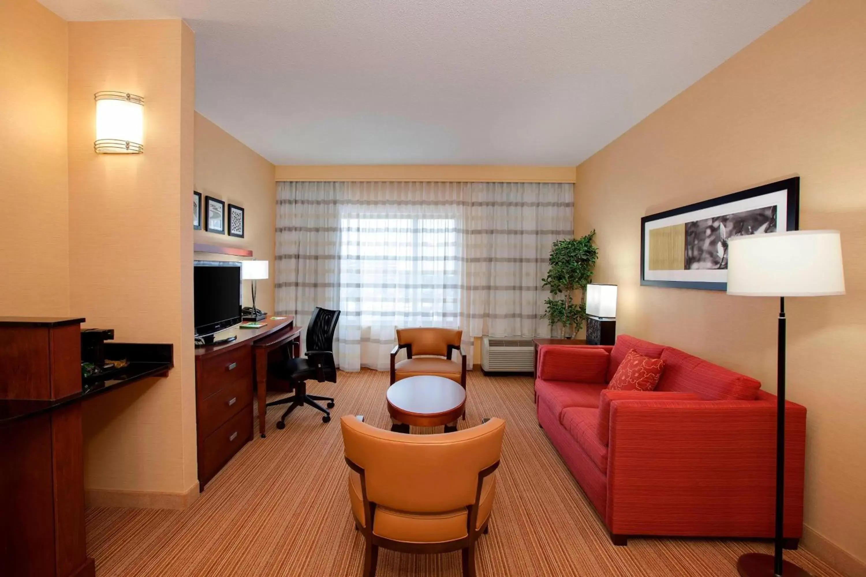 Photo of the whole room, Seating Area in Courtyard by Marriott Chicago Schaumburg/Woodfield Mall