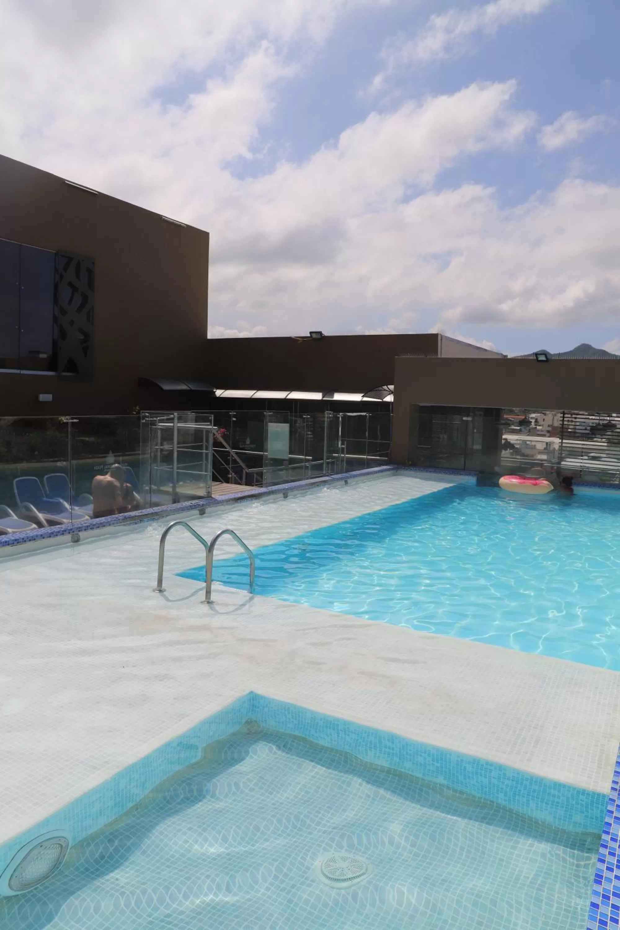 Swimming pool in Hotel Catedral Plaza