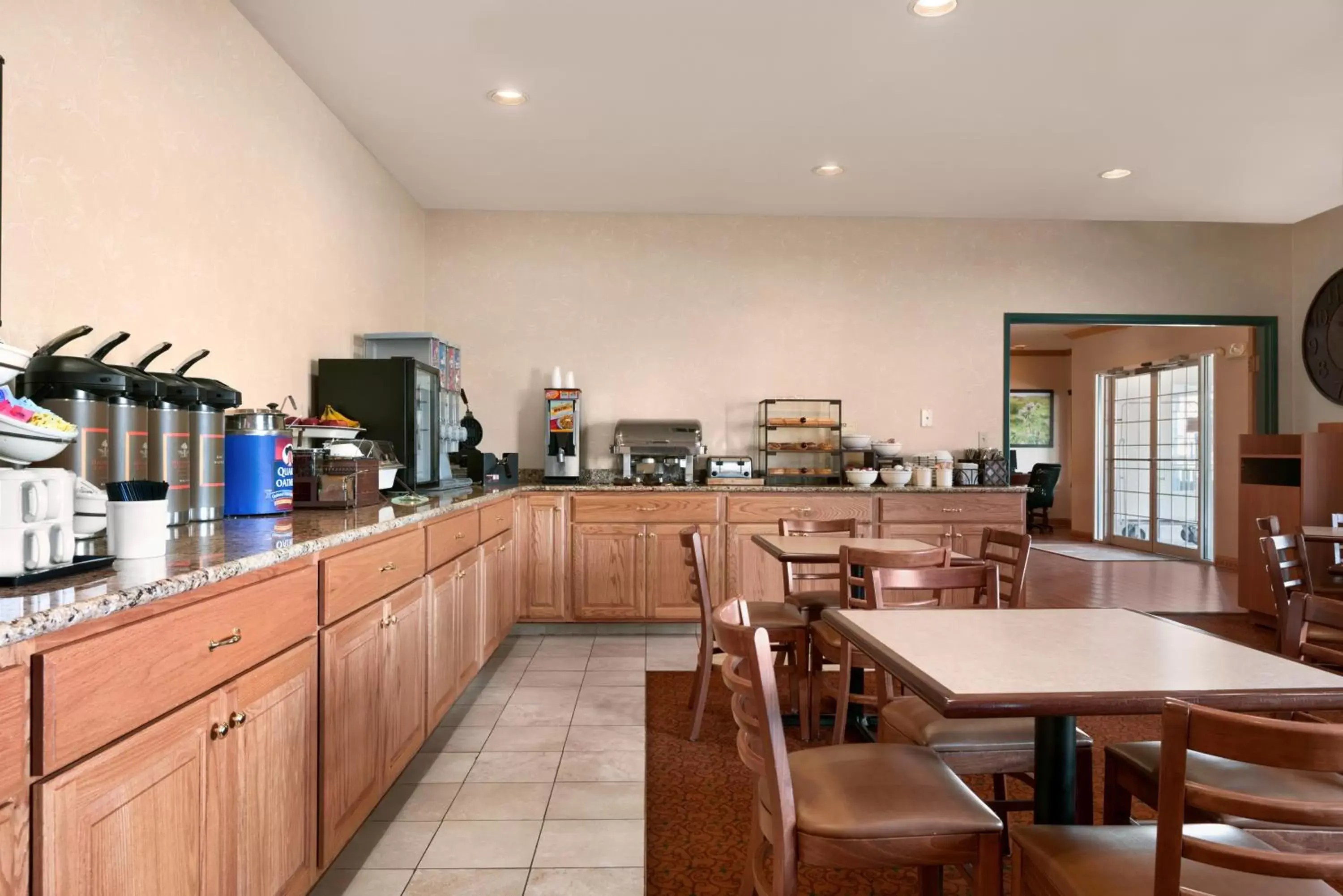 Buffet breakfast, Restaurant/Places to Eat in Country Inn & Suites by Radisson, Clinton, IA