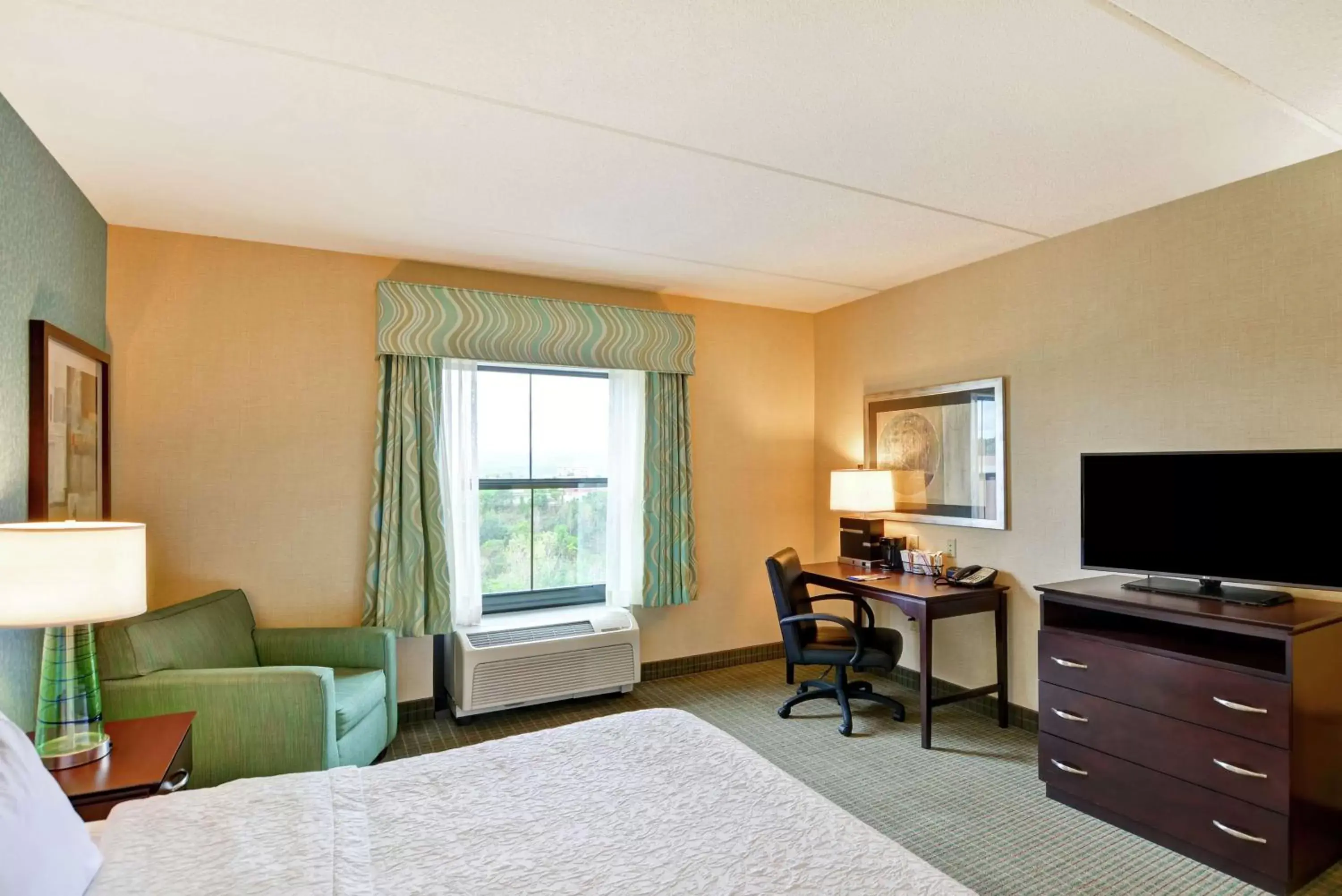 Bedroom, TV/Entertainment Center in Hampton Inn & Suites Wilkes-Barre