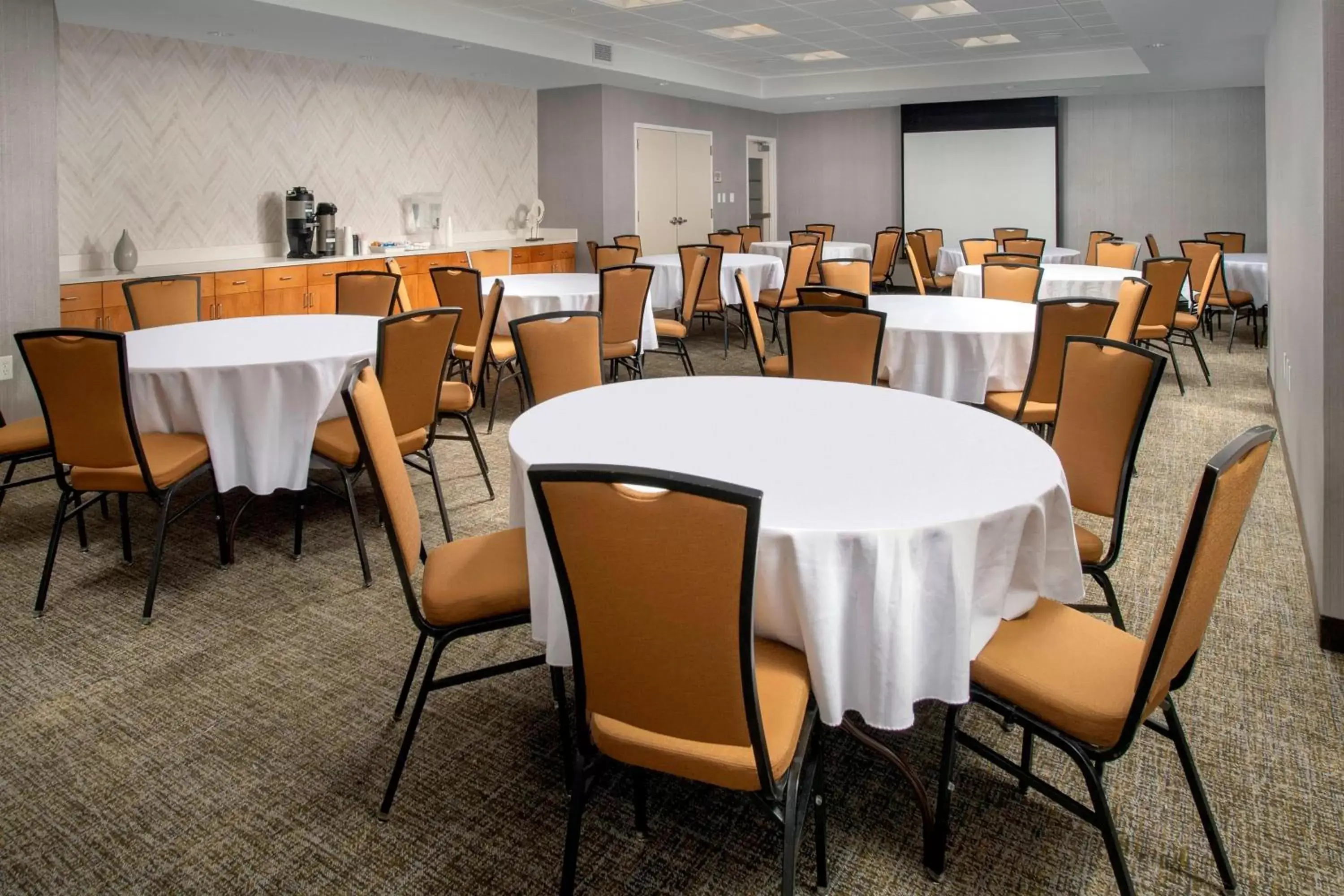 Meeting/conference room, Restaurant/Places to Eat in SpringHill Suites Alexandria