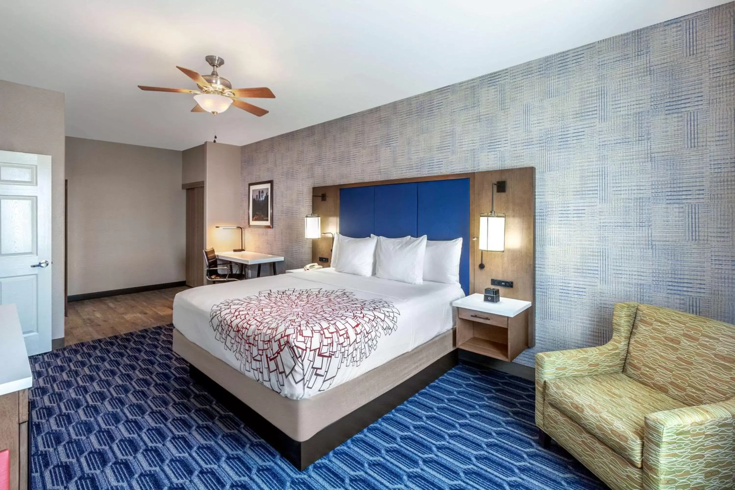 Photo of the whole room, Bed in La Quinta by Wyndham Houston Channelview