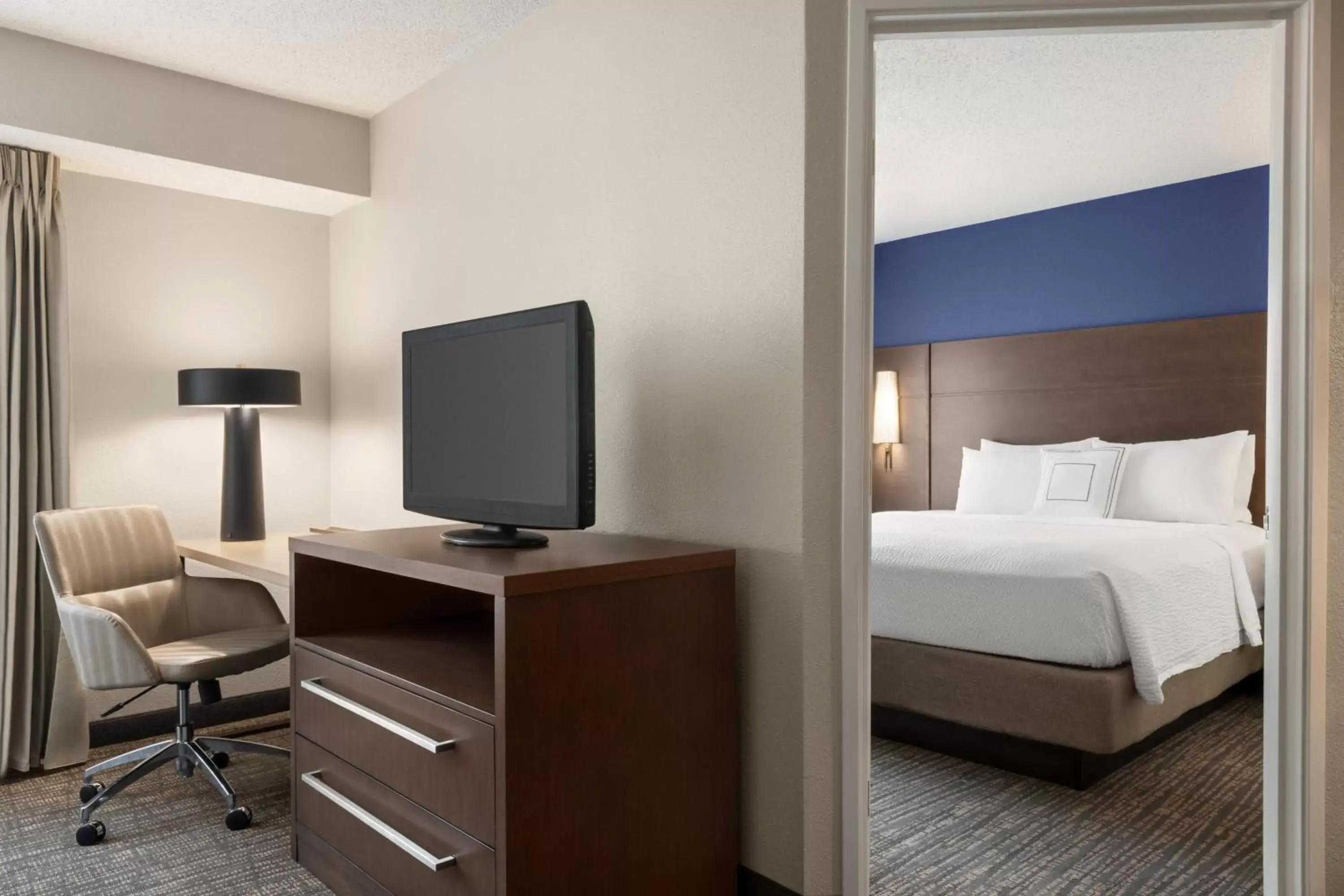 Bedroom, TV/Entertainment Center in Residence Inn Kansas City Independence