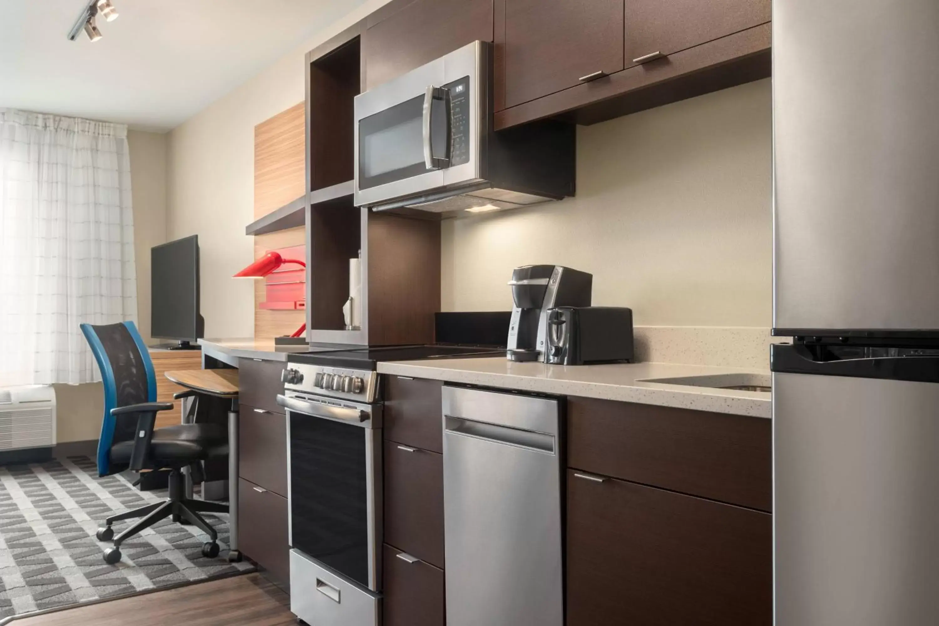 Bedroom, Kitchen/Kitchenette in TownePlace Suites by Marriott Janesville