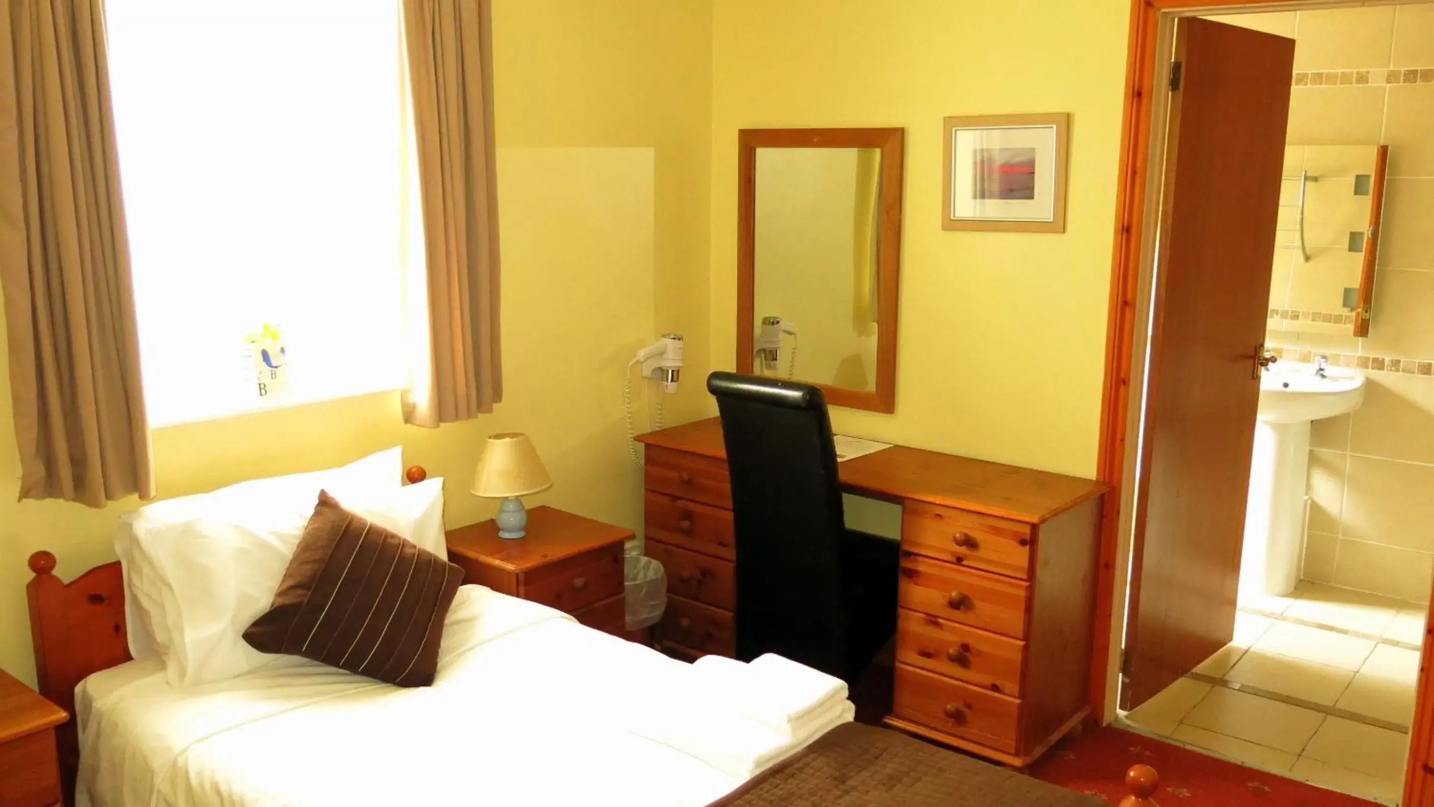 Photo of the whole room, Bed in Ivybridge Guesthouse