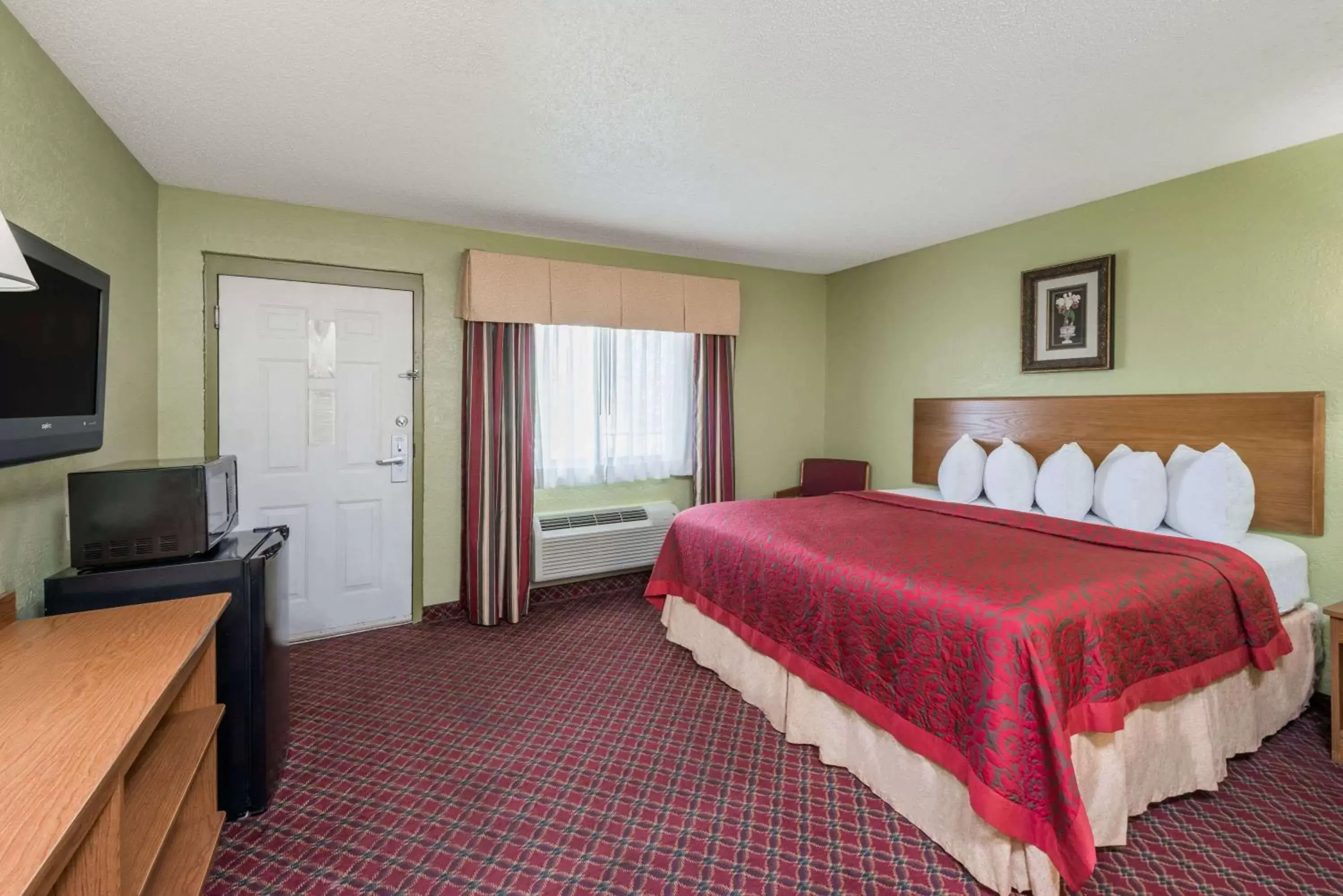 Photo of the whole room, Bed in Days Inn & Suites by Wyndham Springfield on I-44