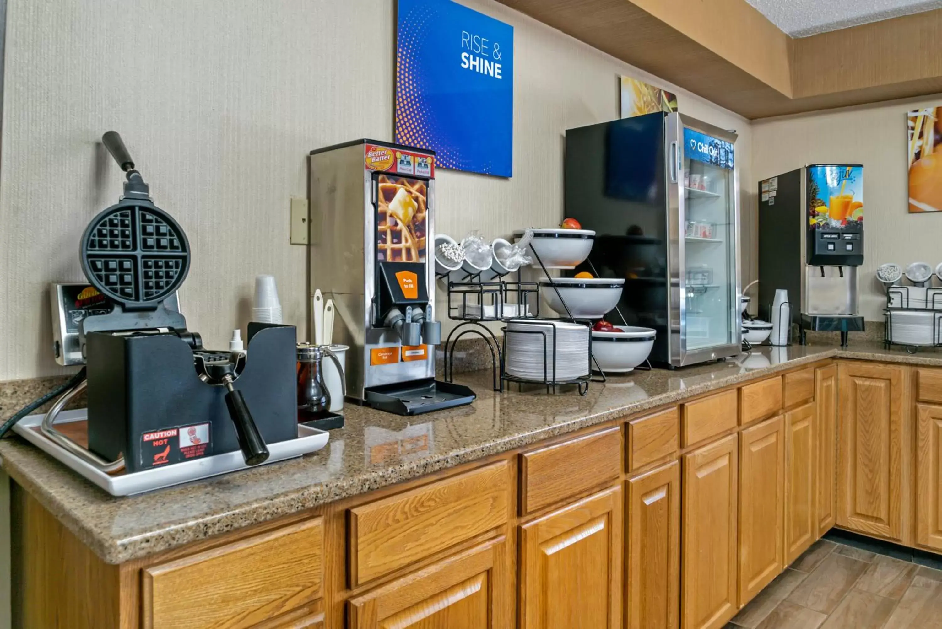 Breakfast, Kitchen/Kitchenette in Comfort Inn