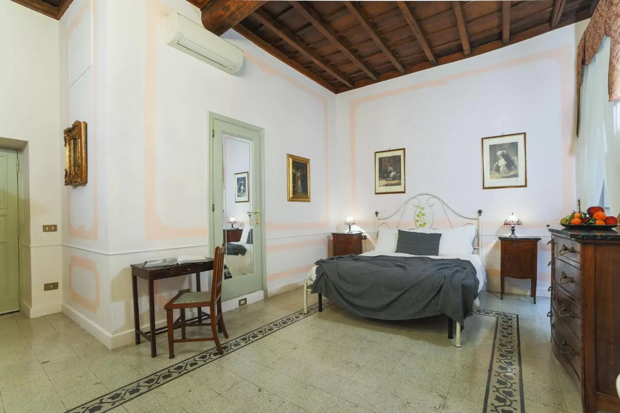 Photo of the whole room in La Maison Dell'Orologio